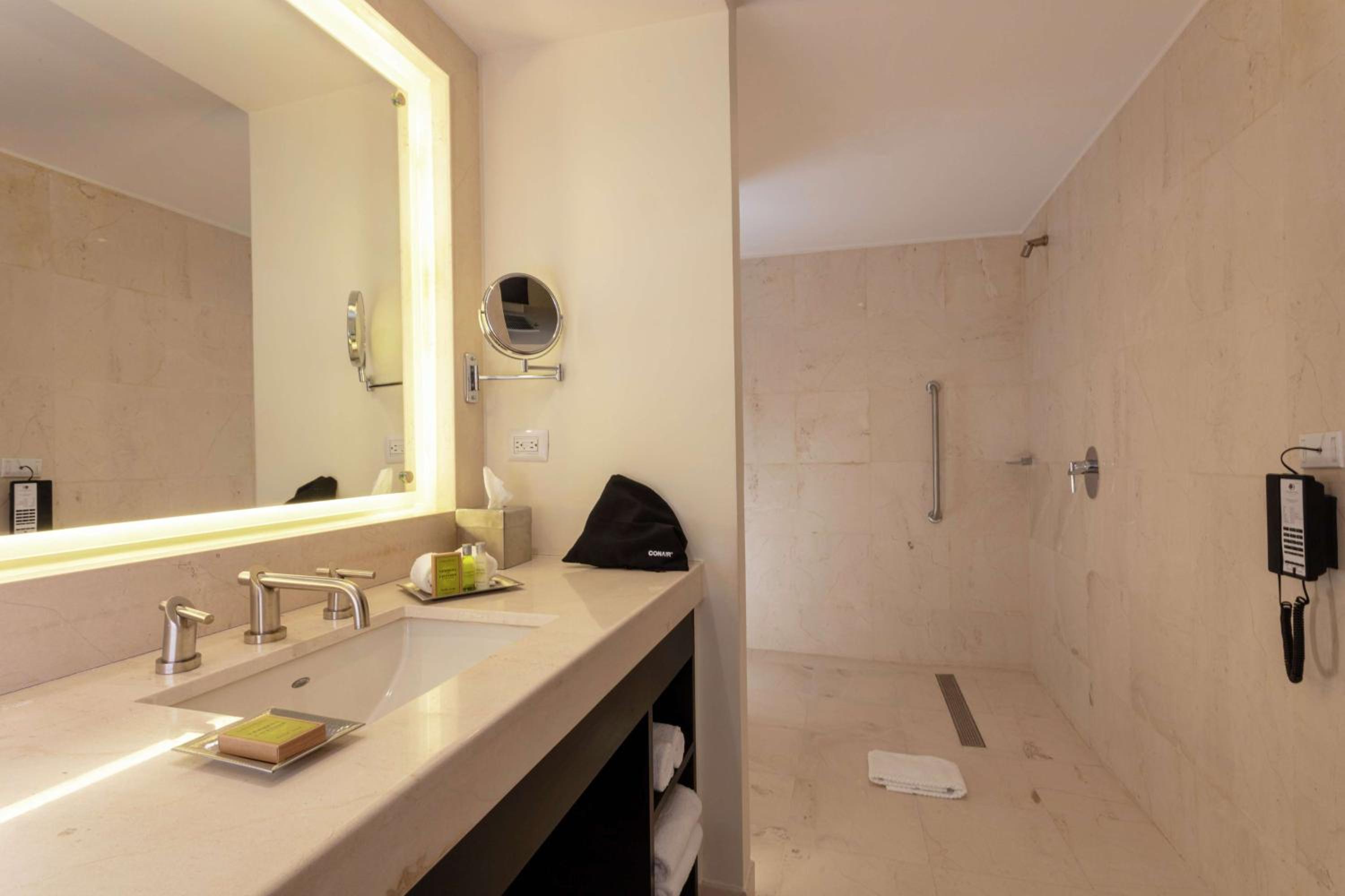 King Room with Accessible Tub - Mobility Access photo 2