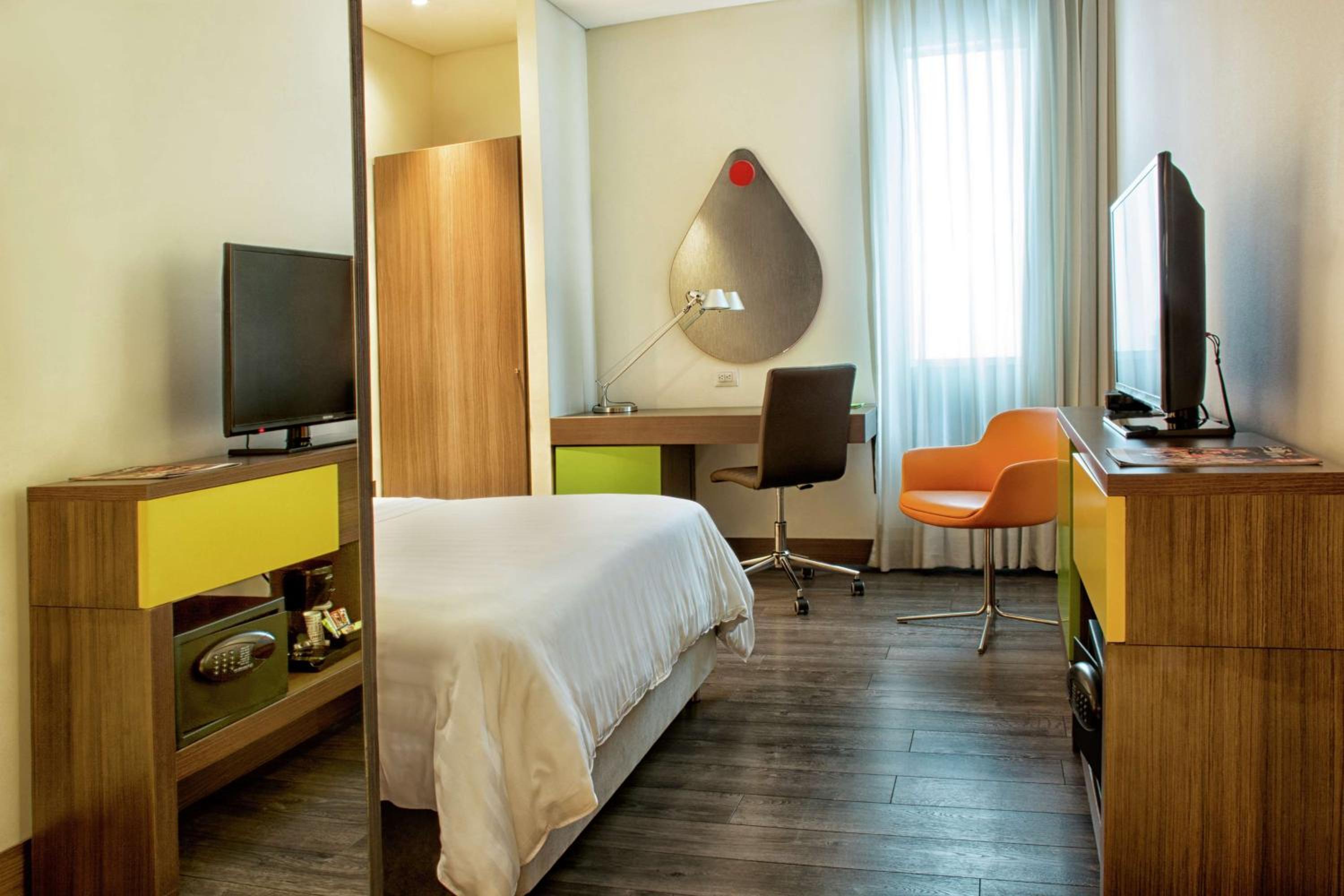 Queen Room with Roll-In Shower - Mobility Access/Non-Smoking
