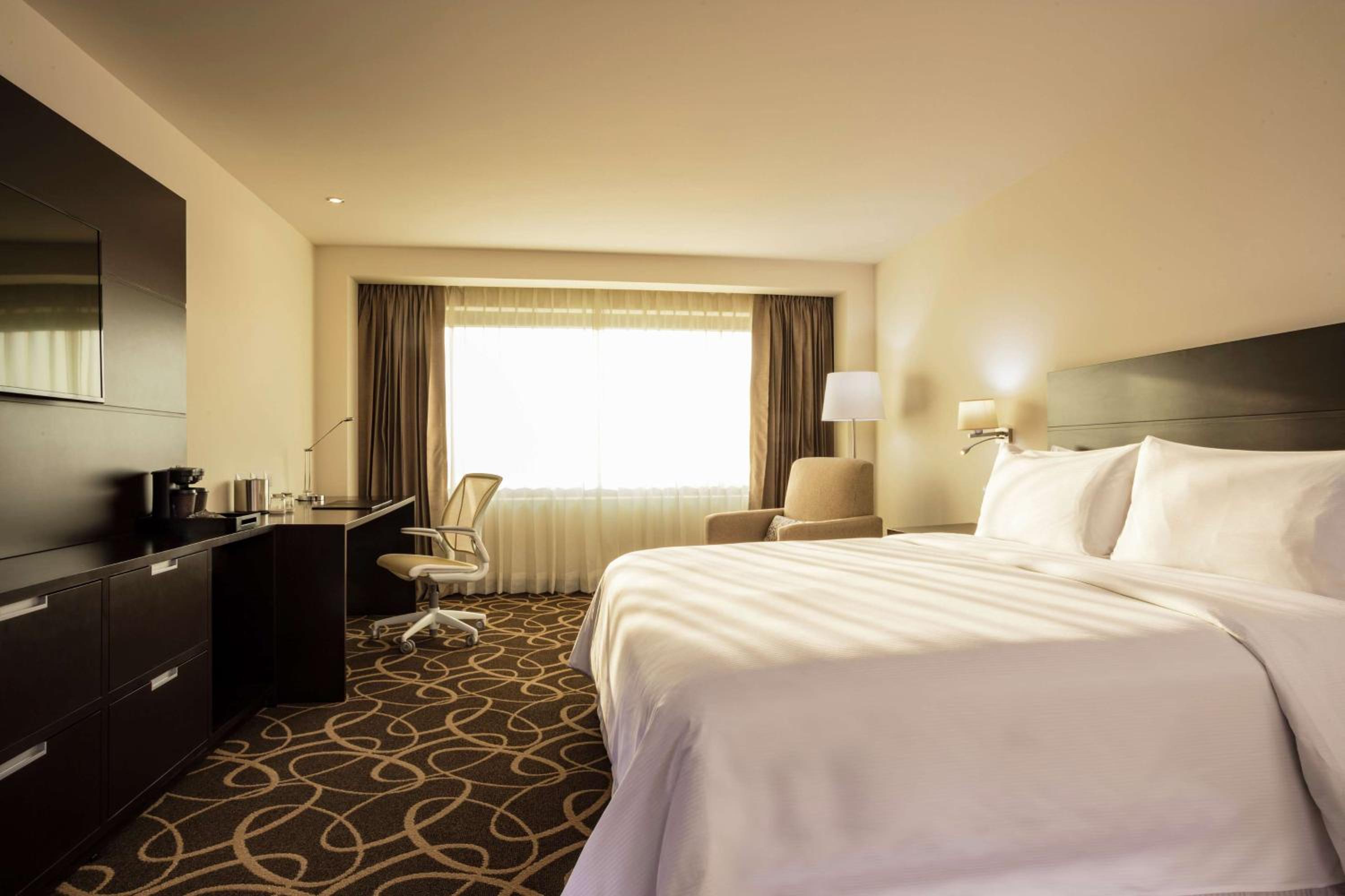 King Room with Accessible Tub - Mobility Access