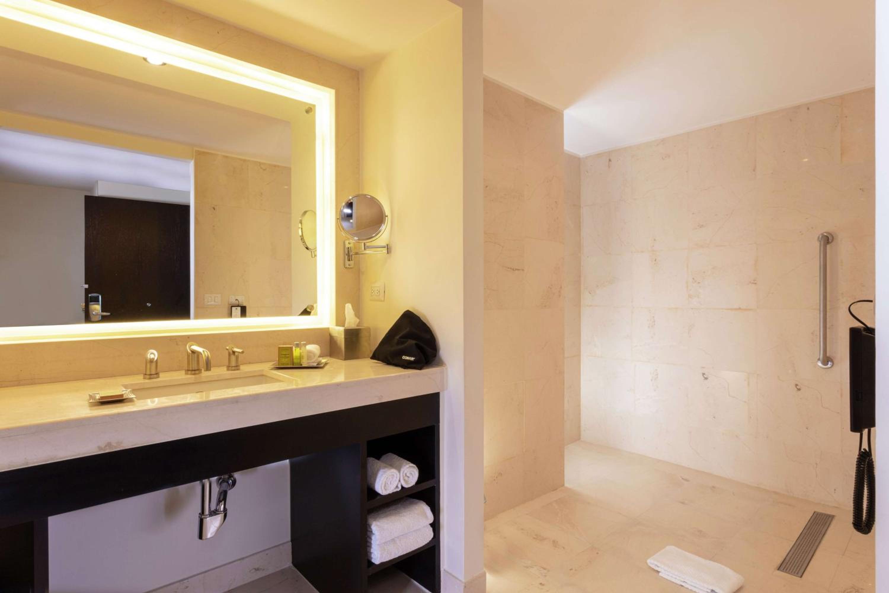 King Room with Accessible Tub - Mobility Access photo 3