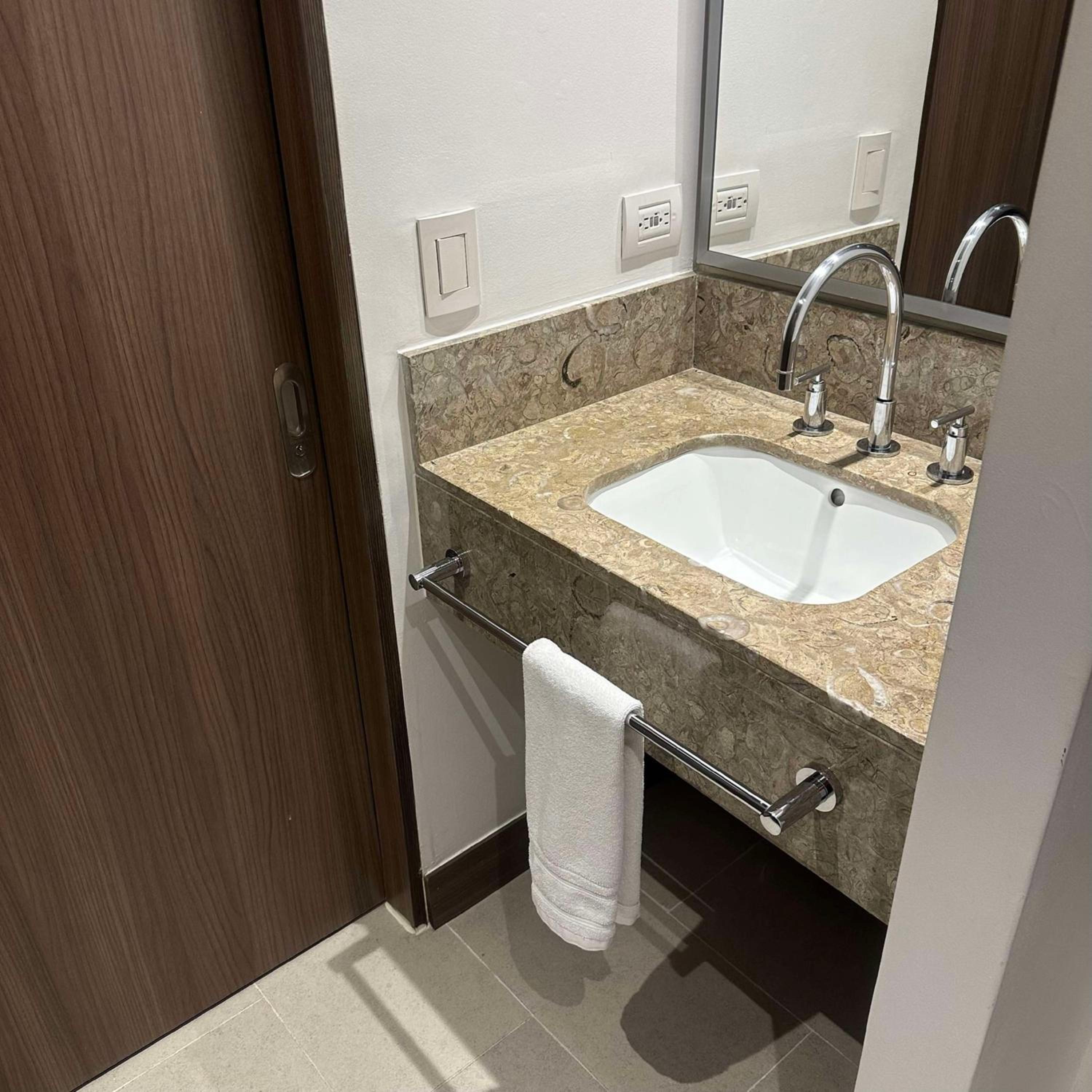 Queen Room with Roll-In Shower - Mobility Access/Non-Smoking photo 3