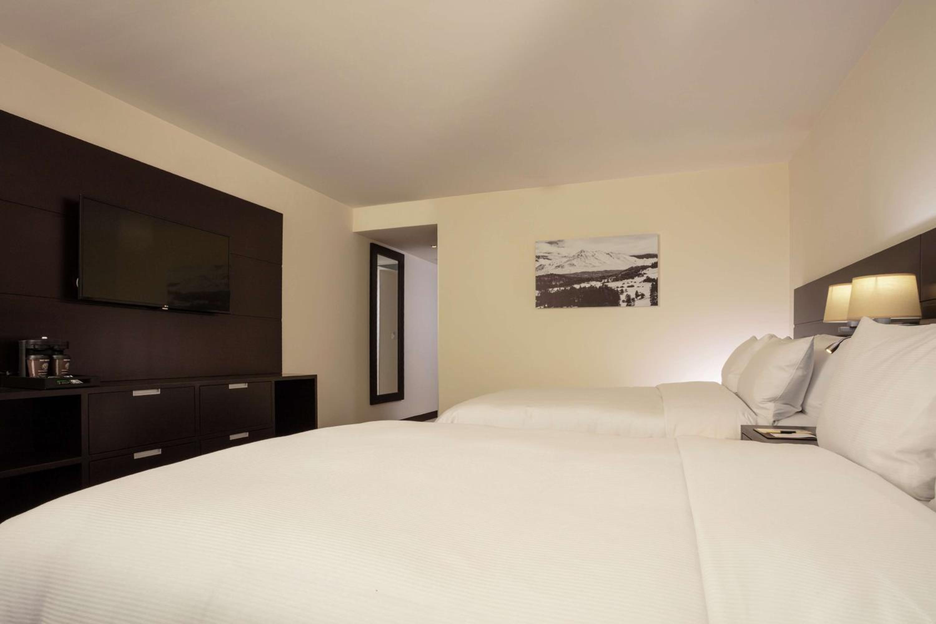 Double Room with Two Double Beds - Photo 2