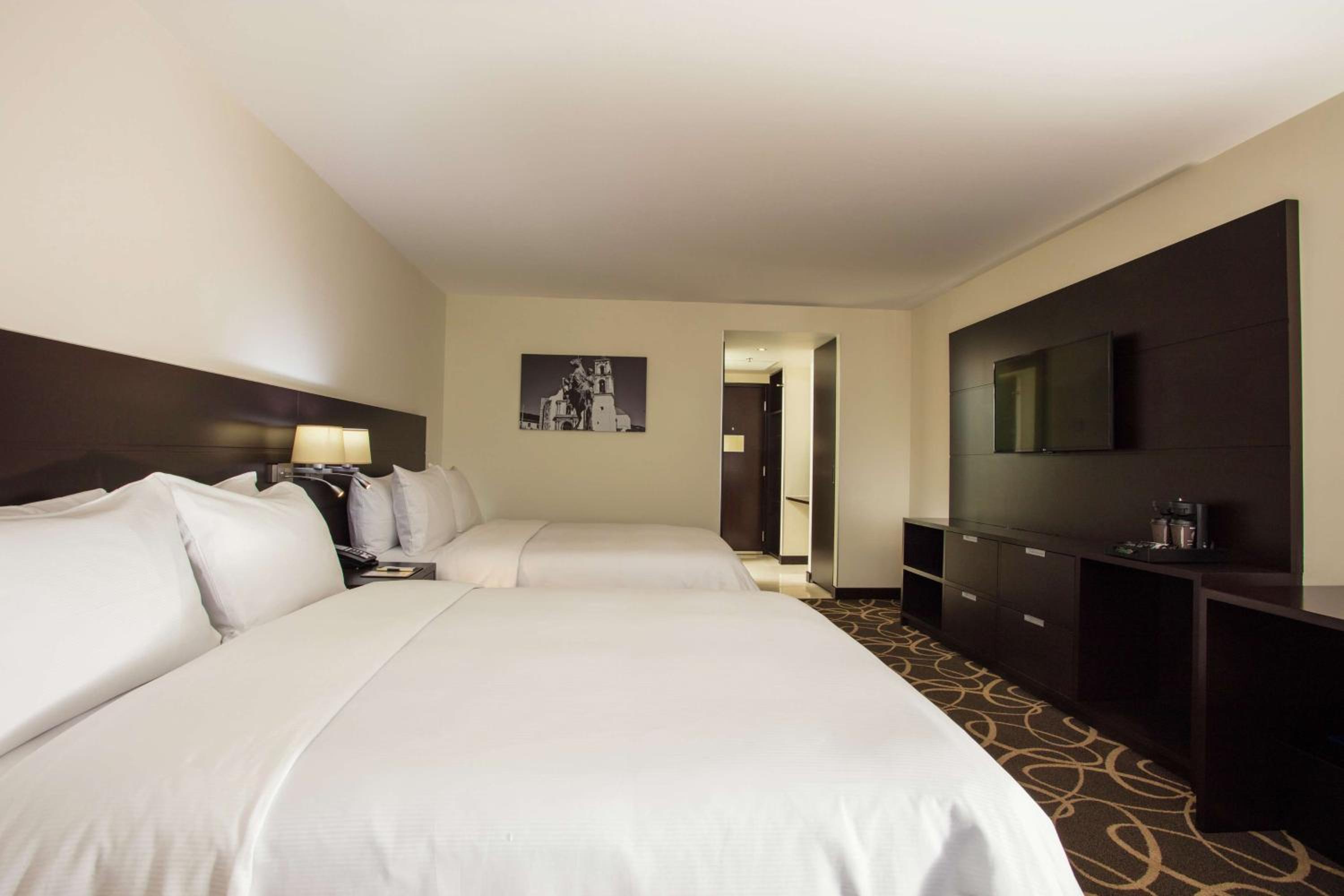 Queen Room with Two Queen Beds - Photo 2