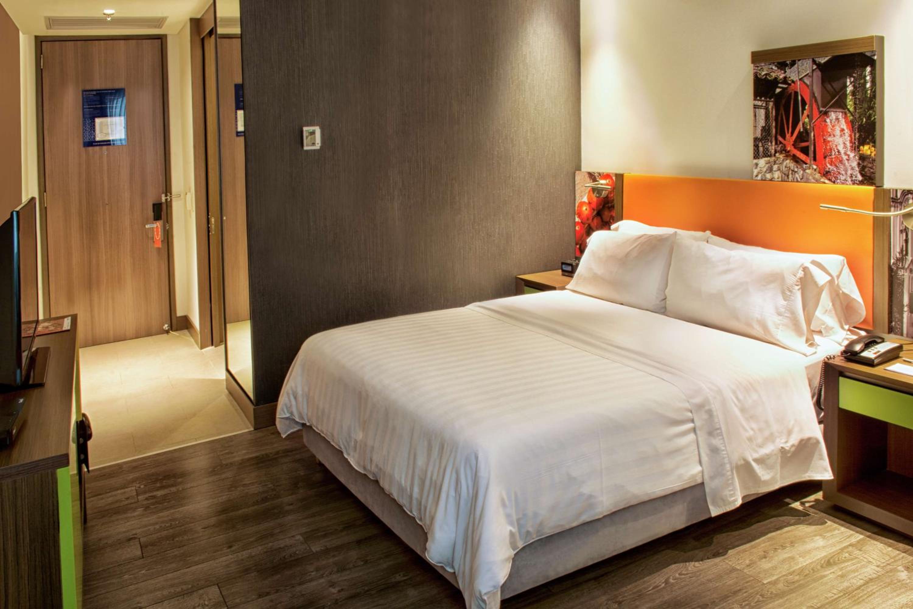 Queen Room with Roll-In Shower - Mobility Access/Non-Smoking photo 2