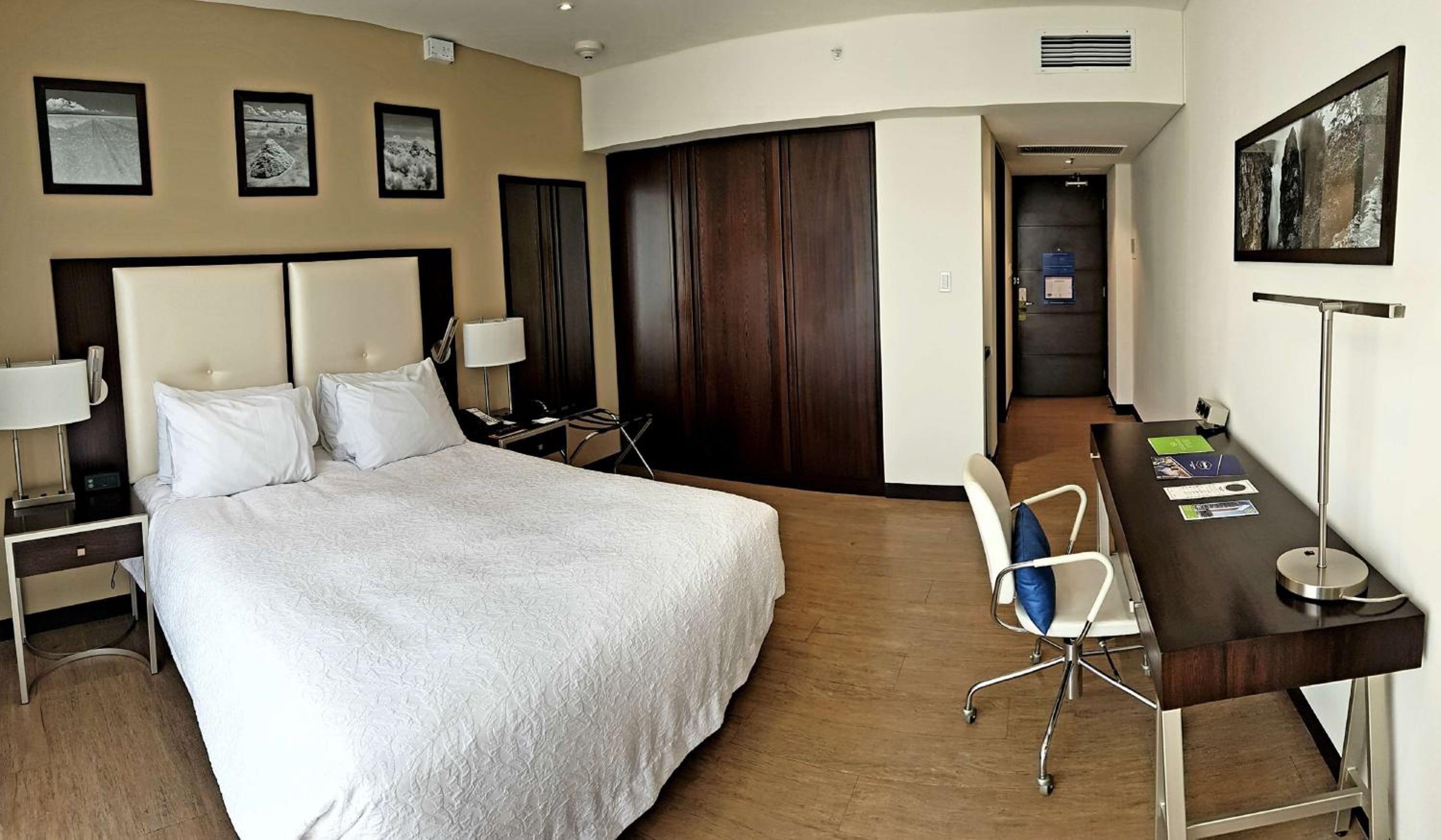 Standard Queen Room - Non-Smoking photo 3