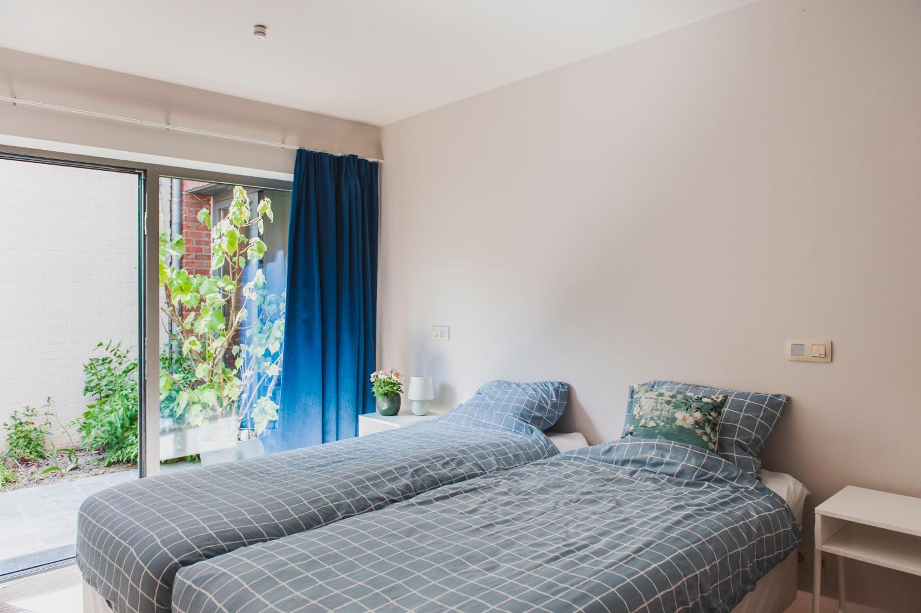 Five-Bedroom House photo 1