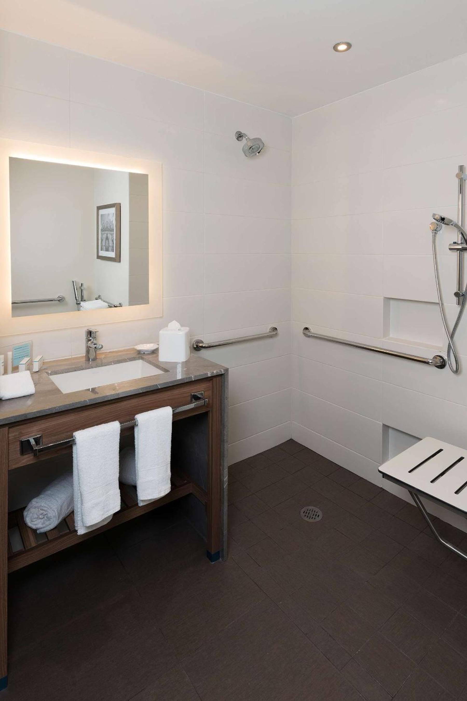 Queen Room with Roll-In Shower - Disability Access/Non-Smoking photo 3