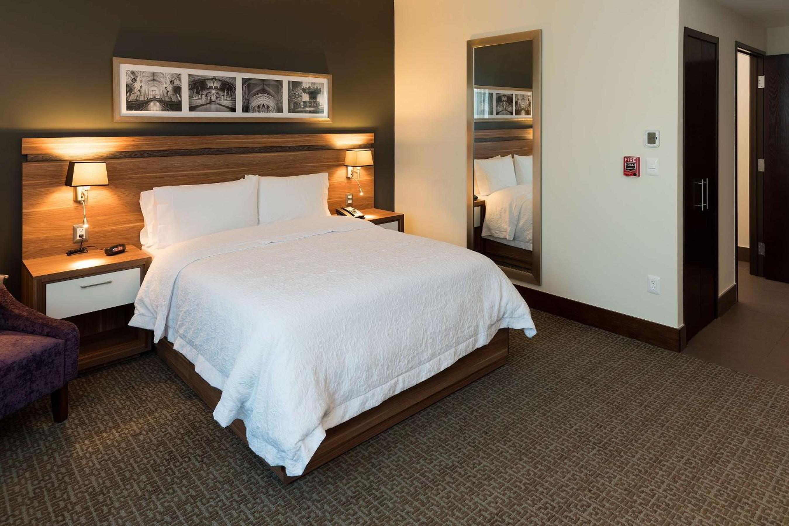 Queen Room with Roll-In Shower - Disability Access/Non-Smoking photo 2