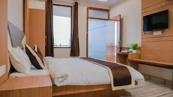 Deluxe Double Room with Balcony photo 2