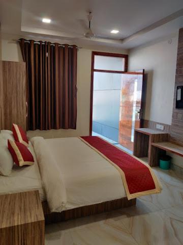 Deluxe Double Room with Balcony photo 3