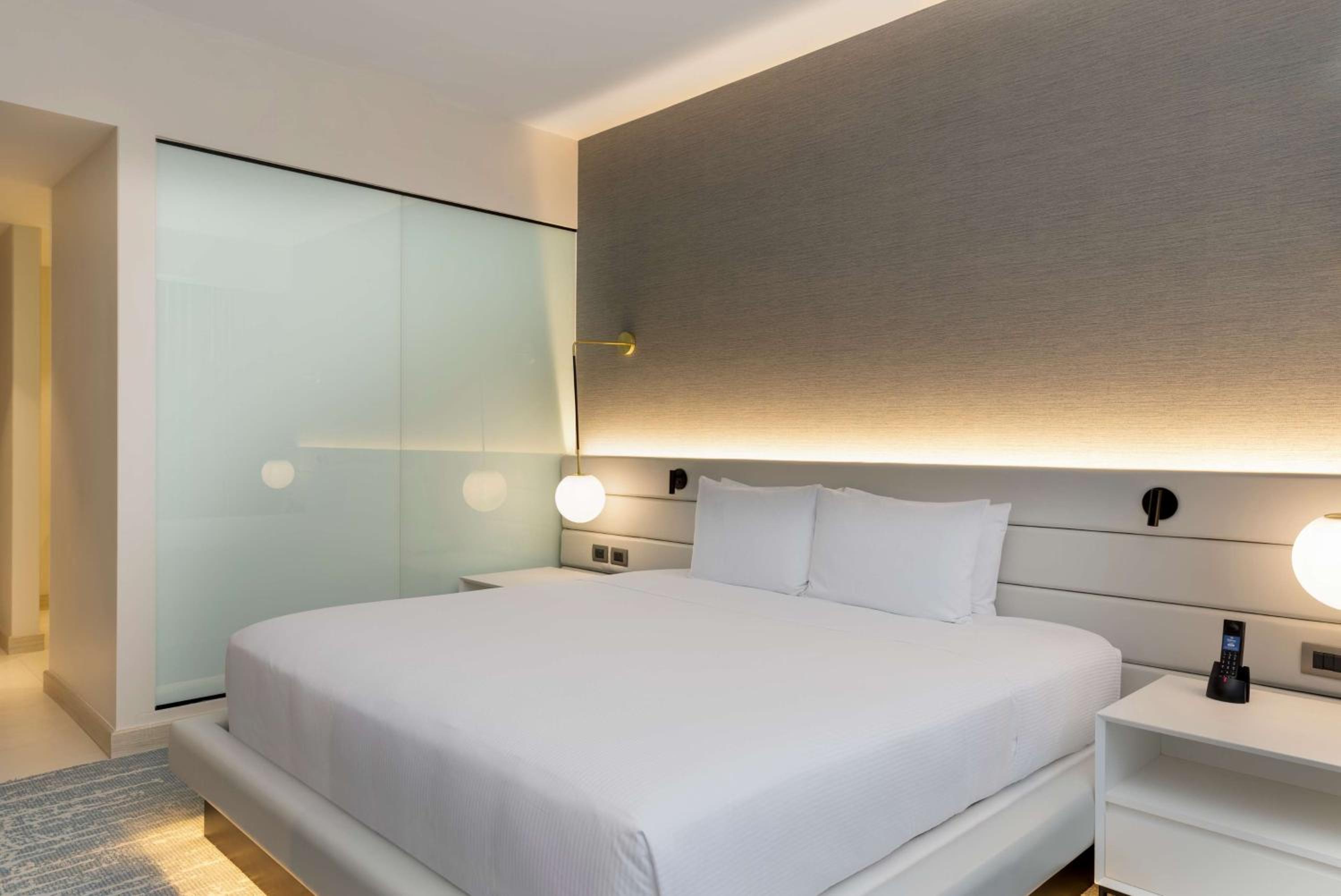 King Room with Transfer Shower - Mobility Access - Photo 1