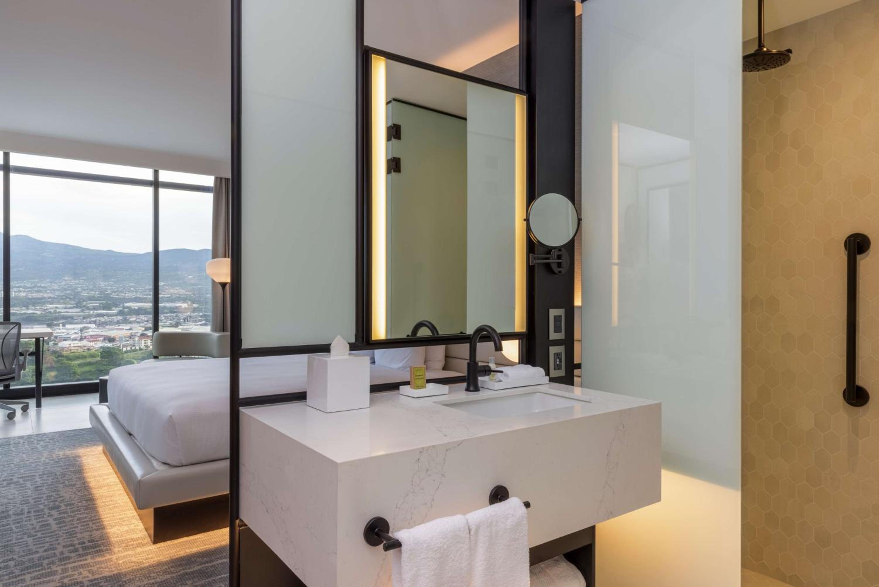 King Room with Balcony - Photo 4