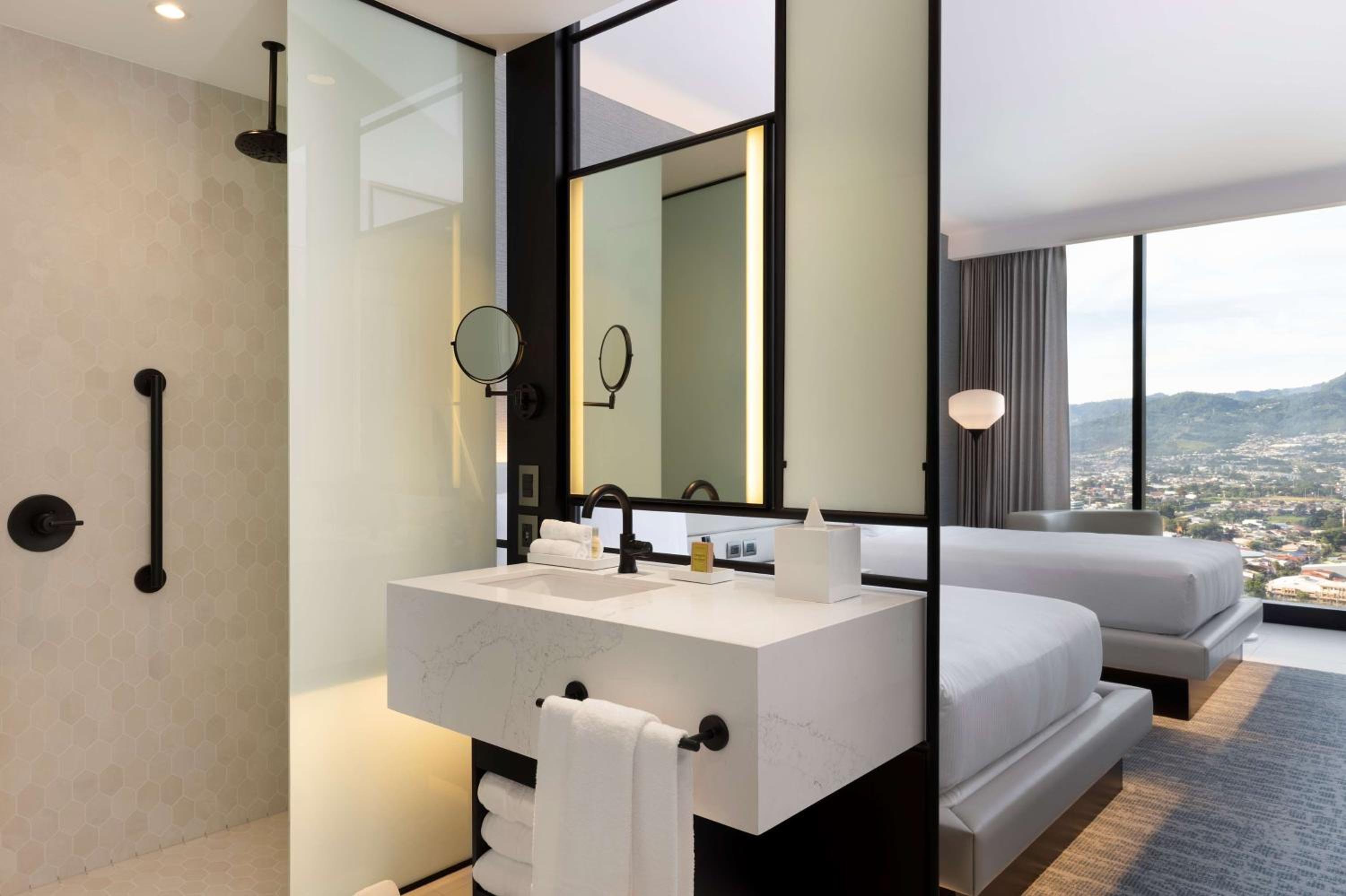 Executive Room with Two Double Beds - Photo 4