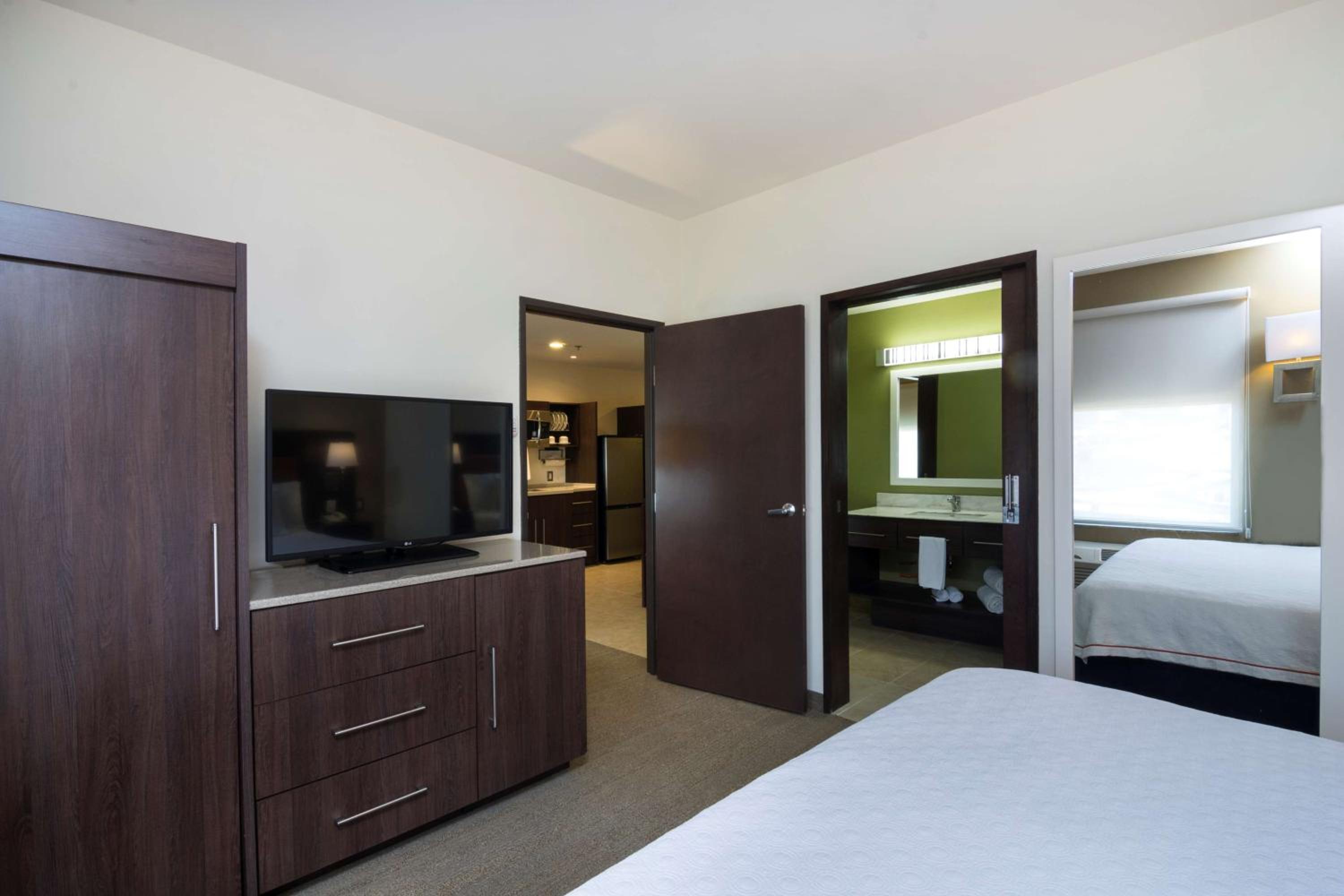 One-Bedroom King Suite - Non-Smoking - Photo 3