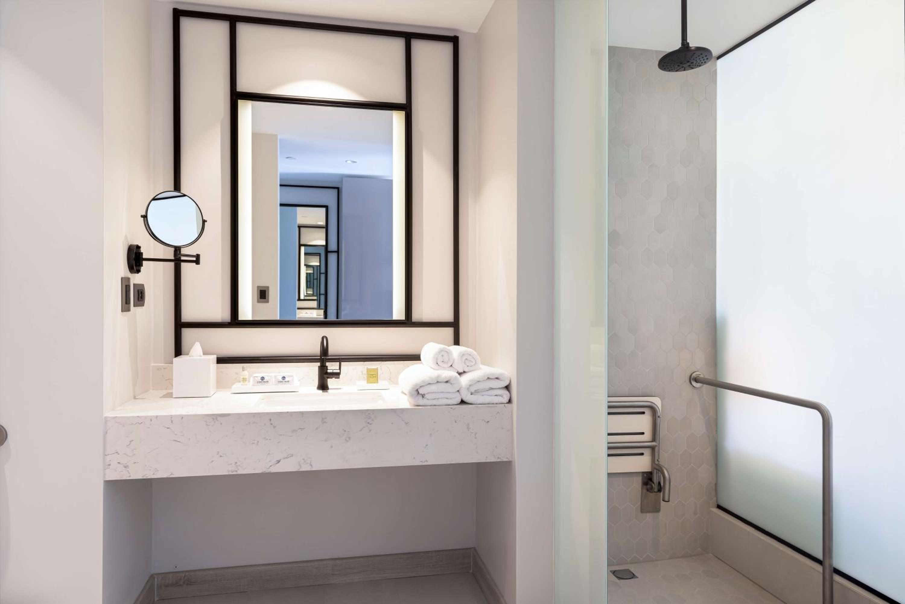 King Room with Transfer Shower - Mobility Access - Photo 4
