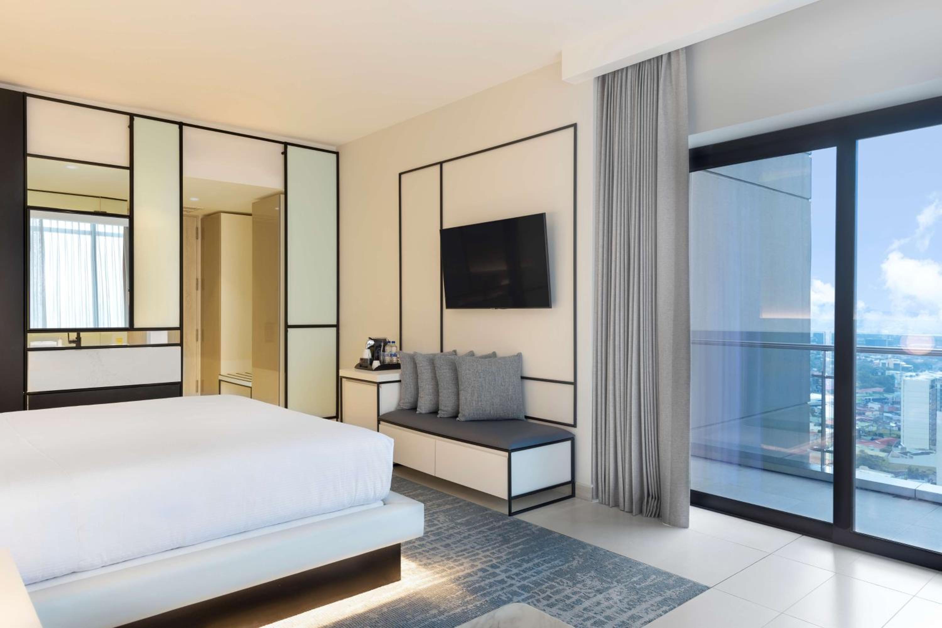 King Room with Balcony - Photo 3