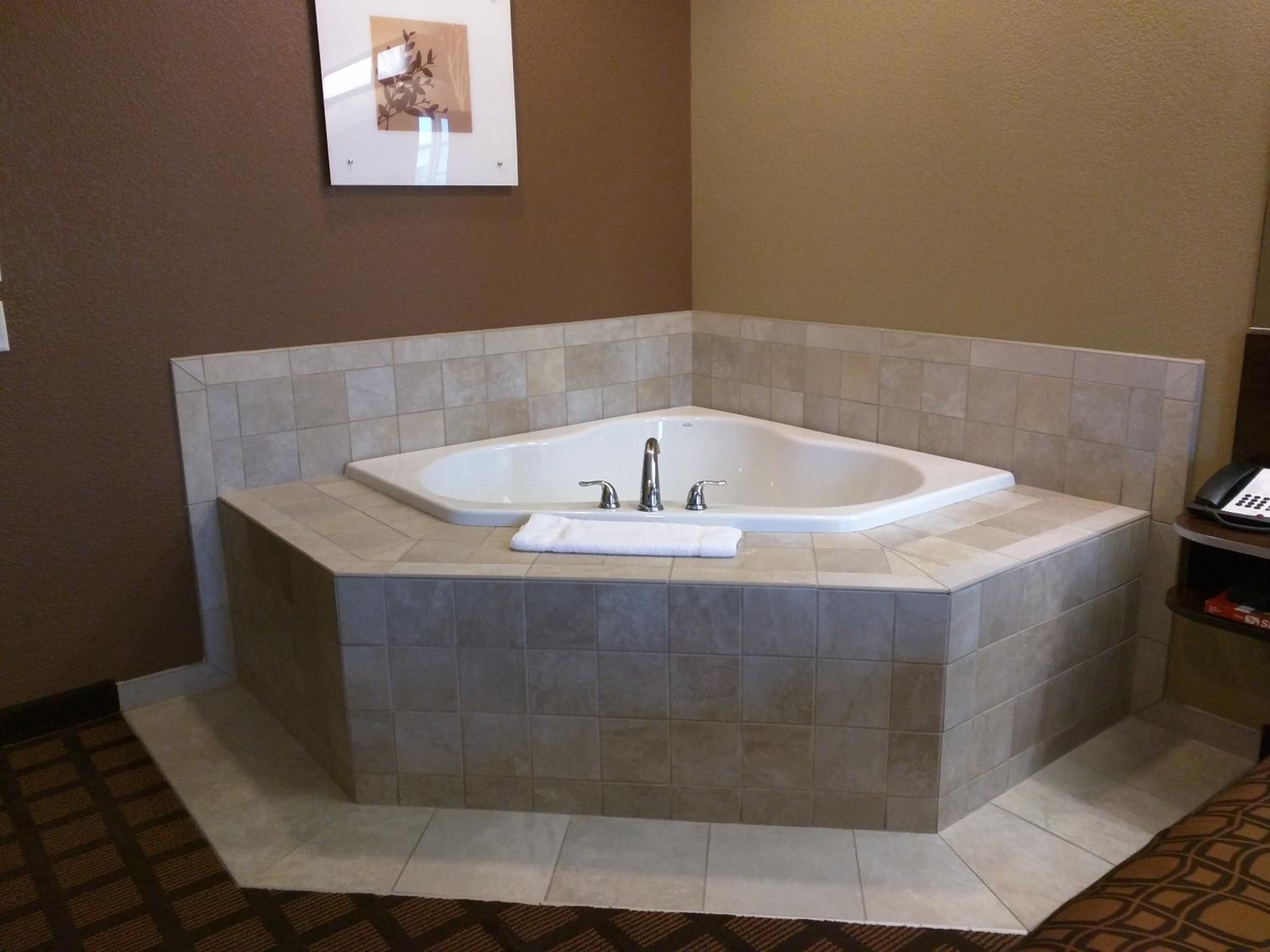 Deluxe Queen Room with Hot Tub - Non-Smoking photo 3