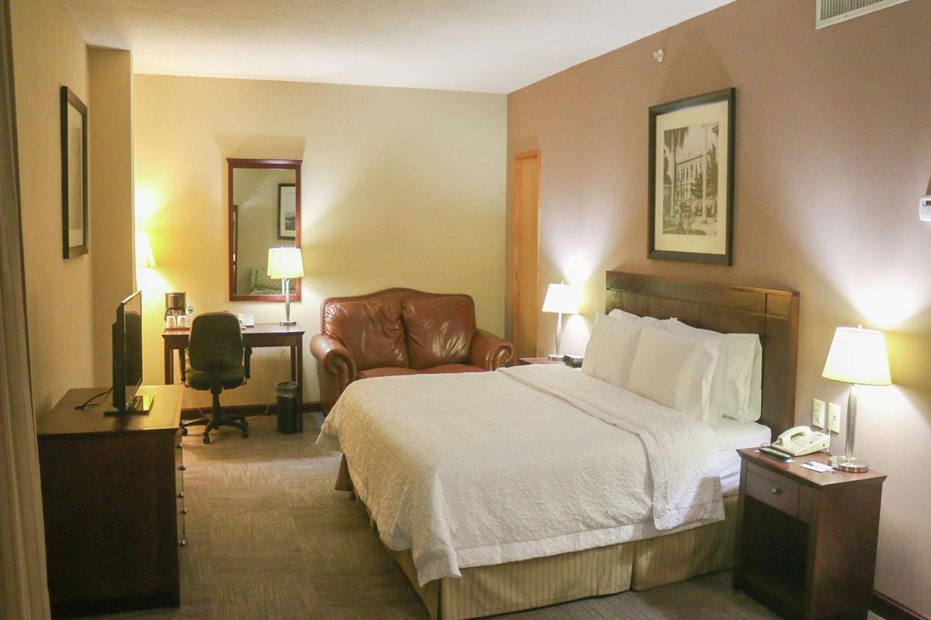 King Room with Sofa Bed - Non-Smoking - Photo 1
