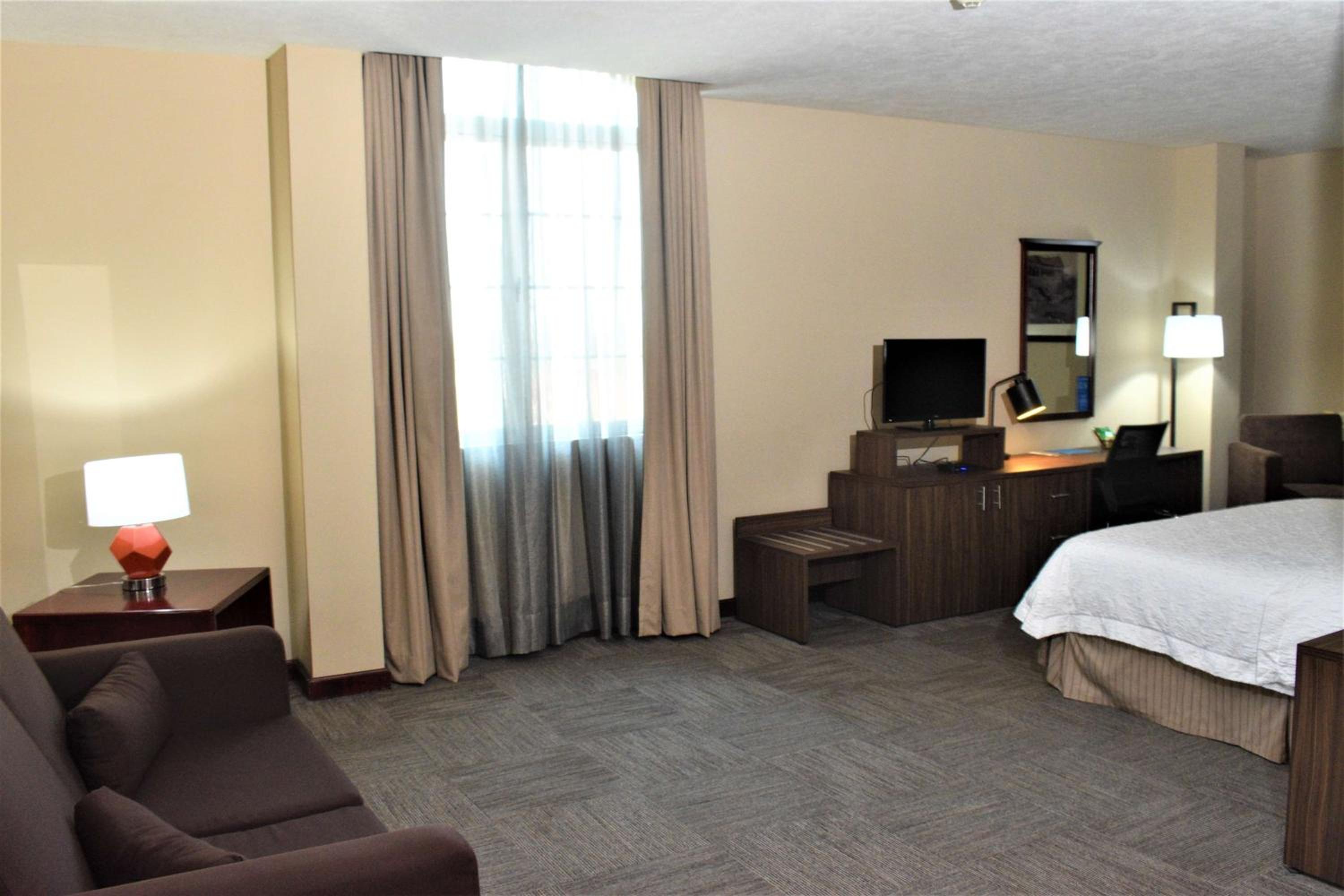 King Room with Sofa Bed - Non-Smoking - Photo 4