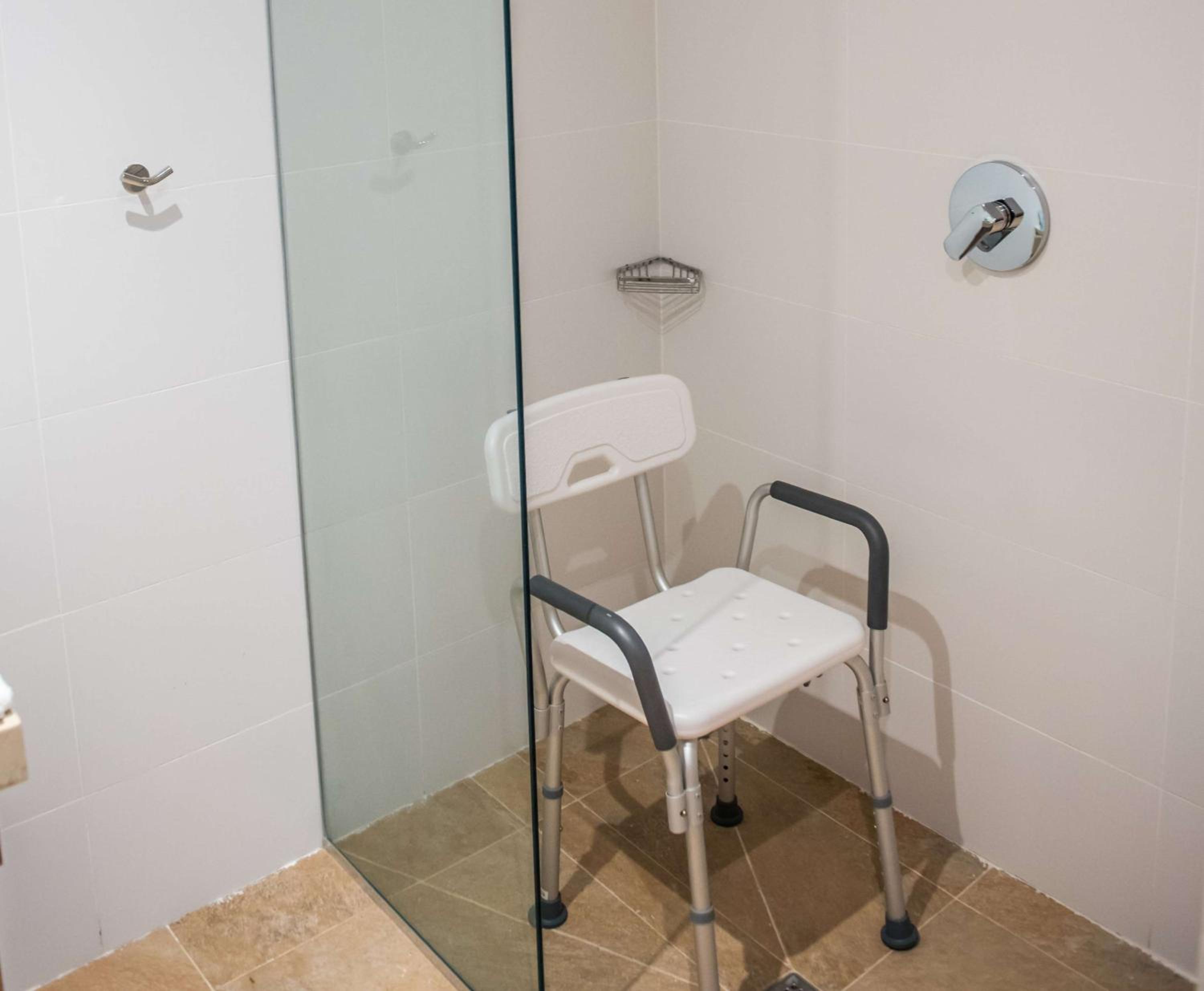 Queen Room with Roll-In Shower - Mobility Accessible/Non-Smoking thumbnail 5