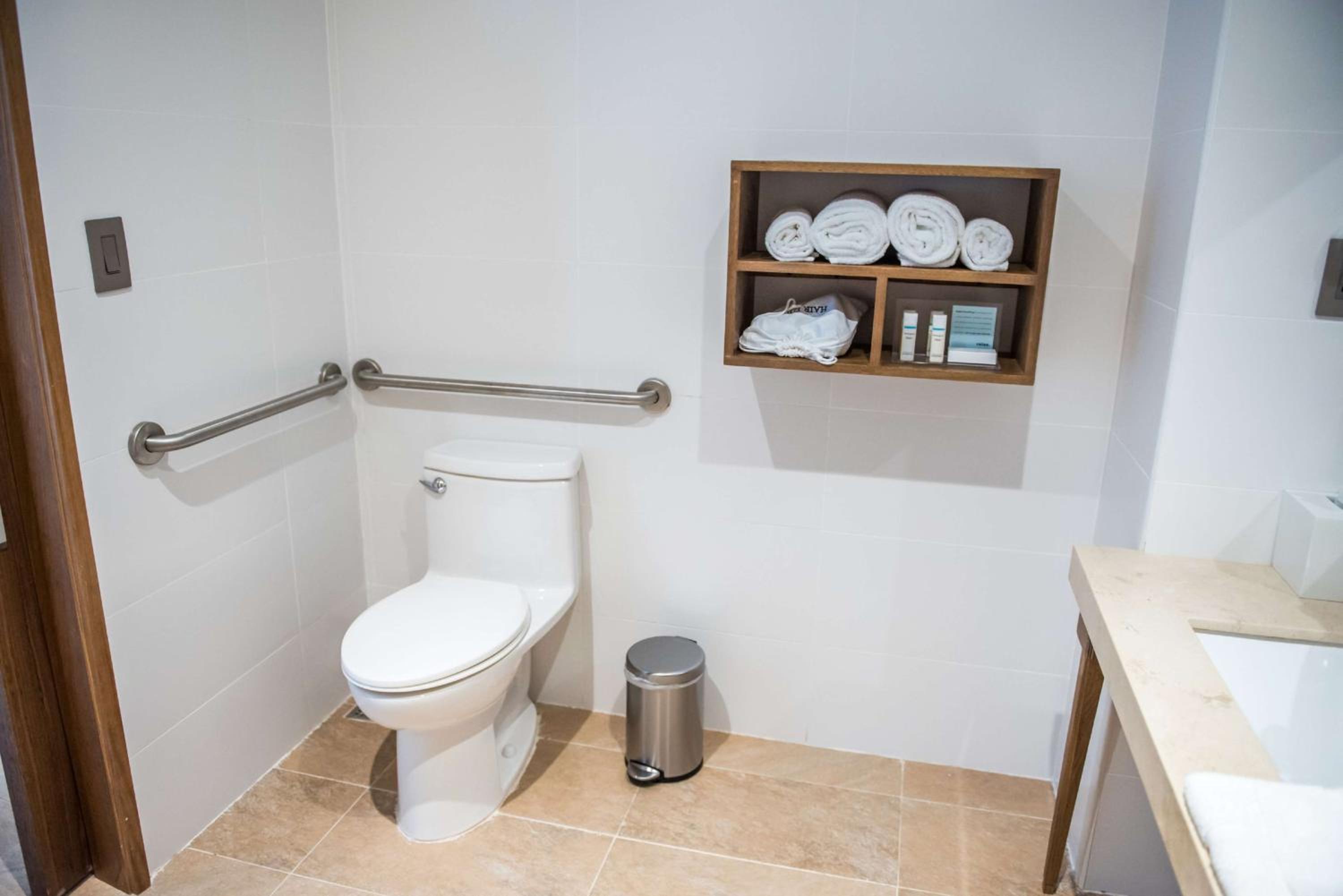 Queen Room with Roll-In Shower - Mobility Accessible/Non-Smoking thumbnail 6