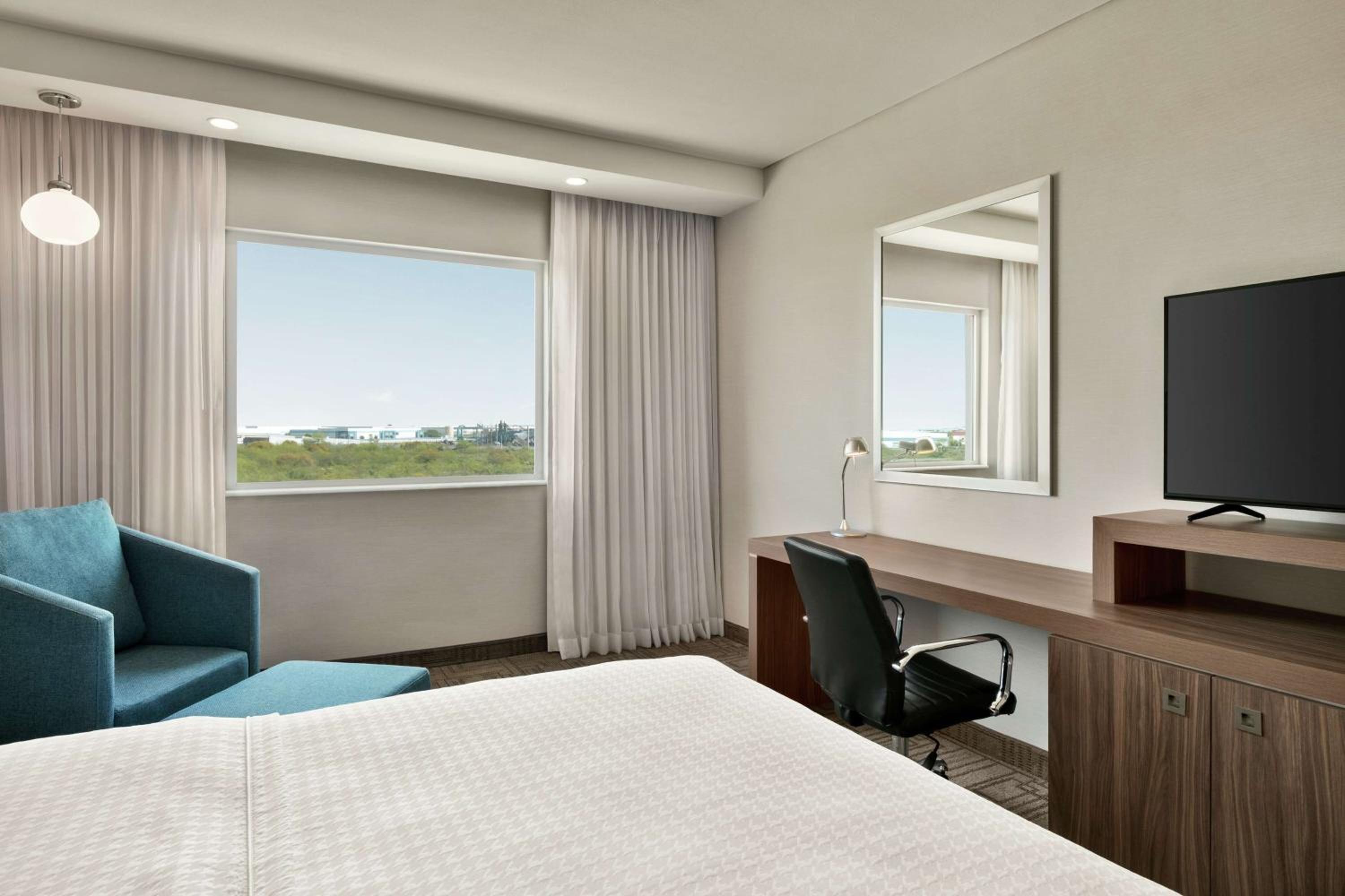 Room, 1 King Bed, Refrigerator