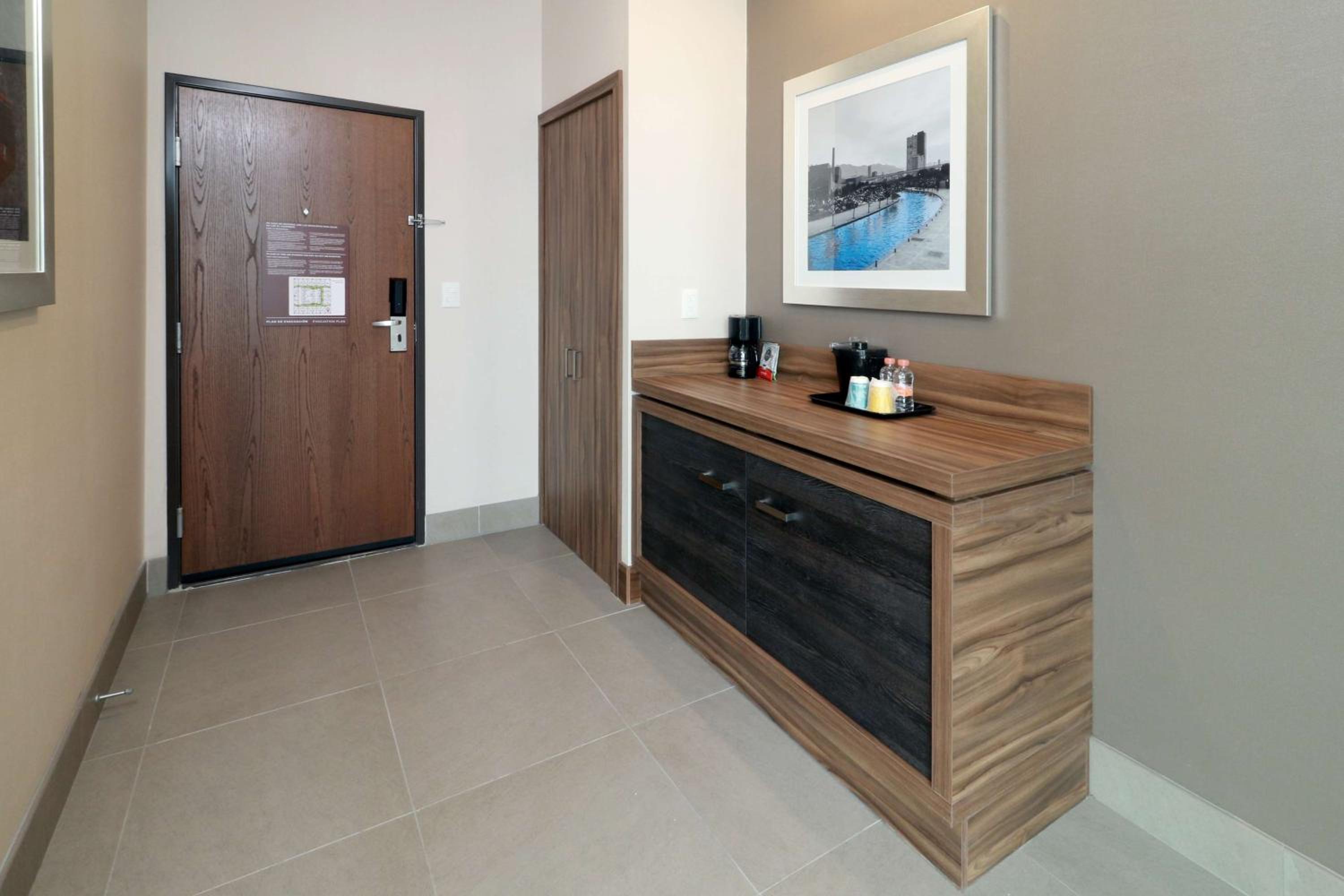 Deluxe Queen Room with City and Mountain View