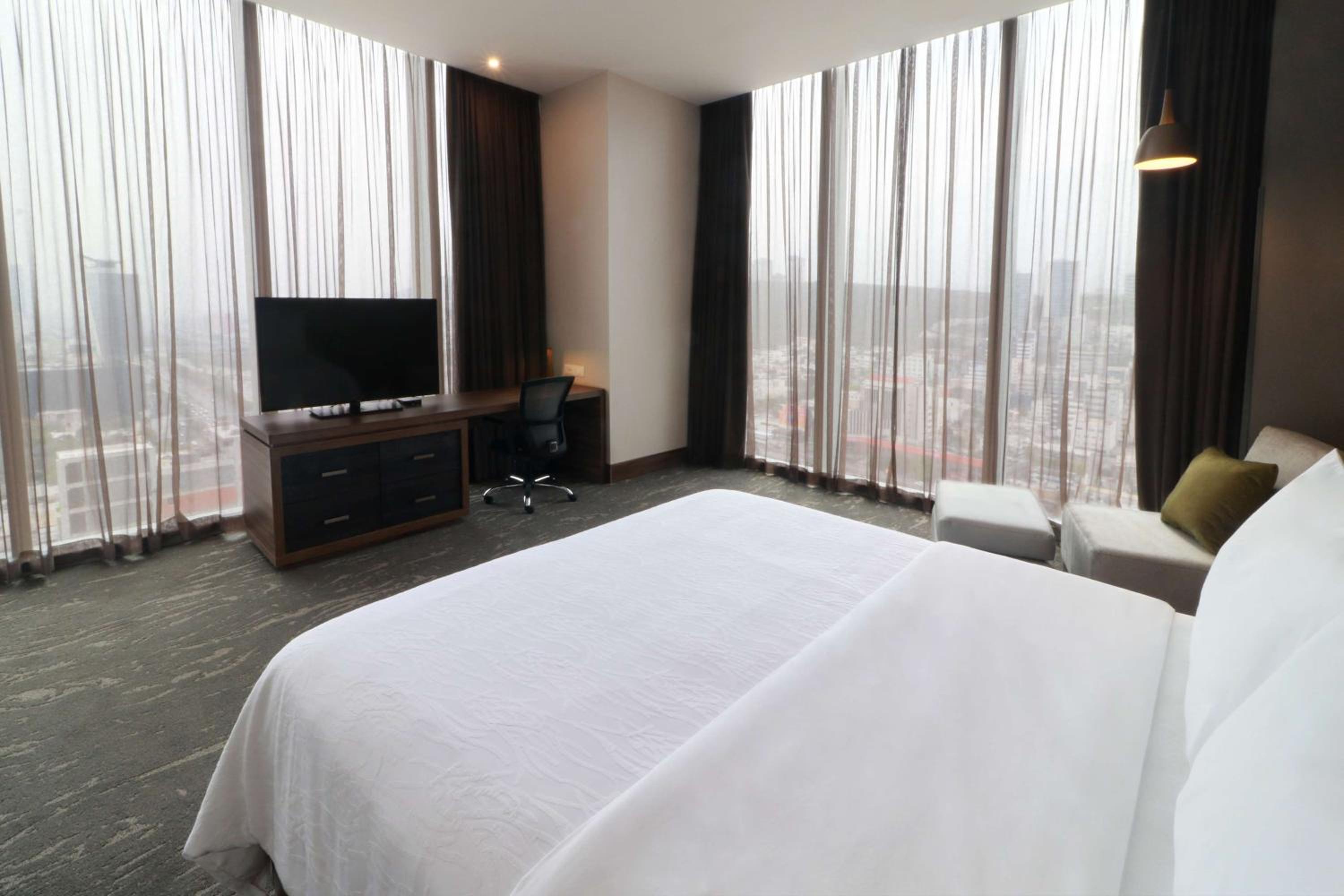 Deluxe Queen Room with City and Mountain View