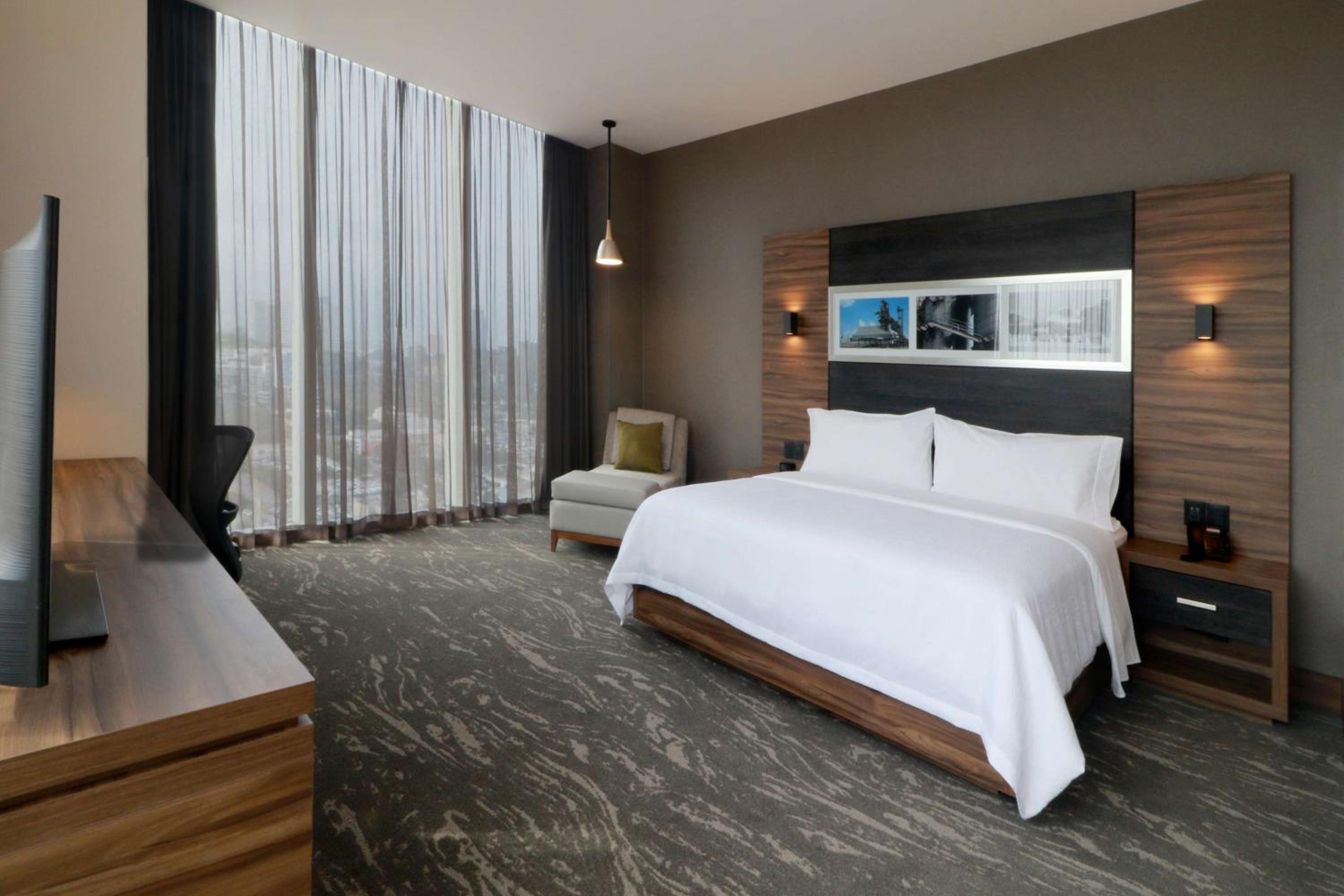 Deluxe Queen Room with City and Mountain View - Photo 1