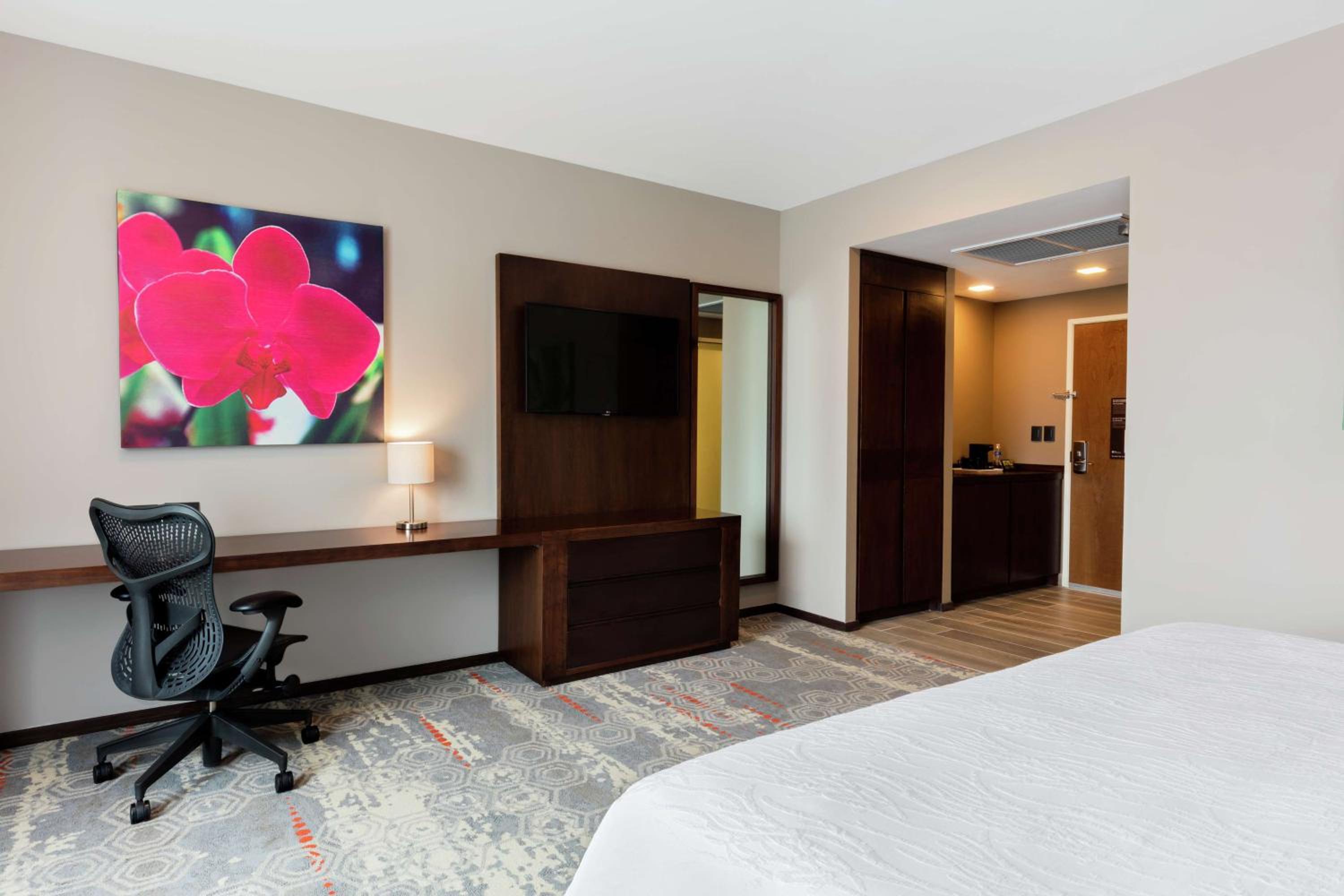 Queen Room with Roll-In Shower - Mobility and Hearing Access photo 3