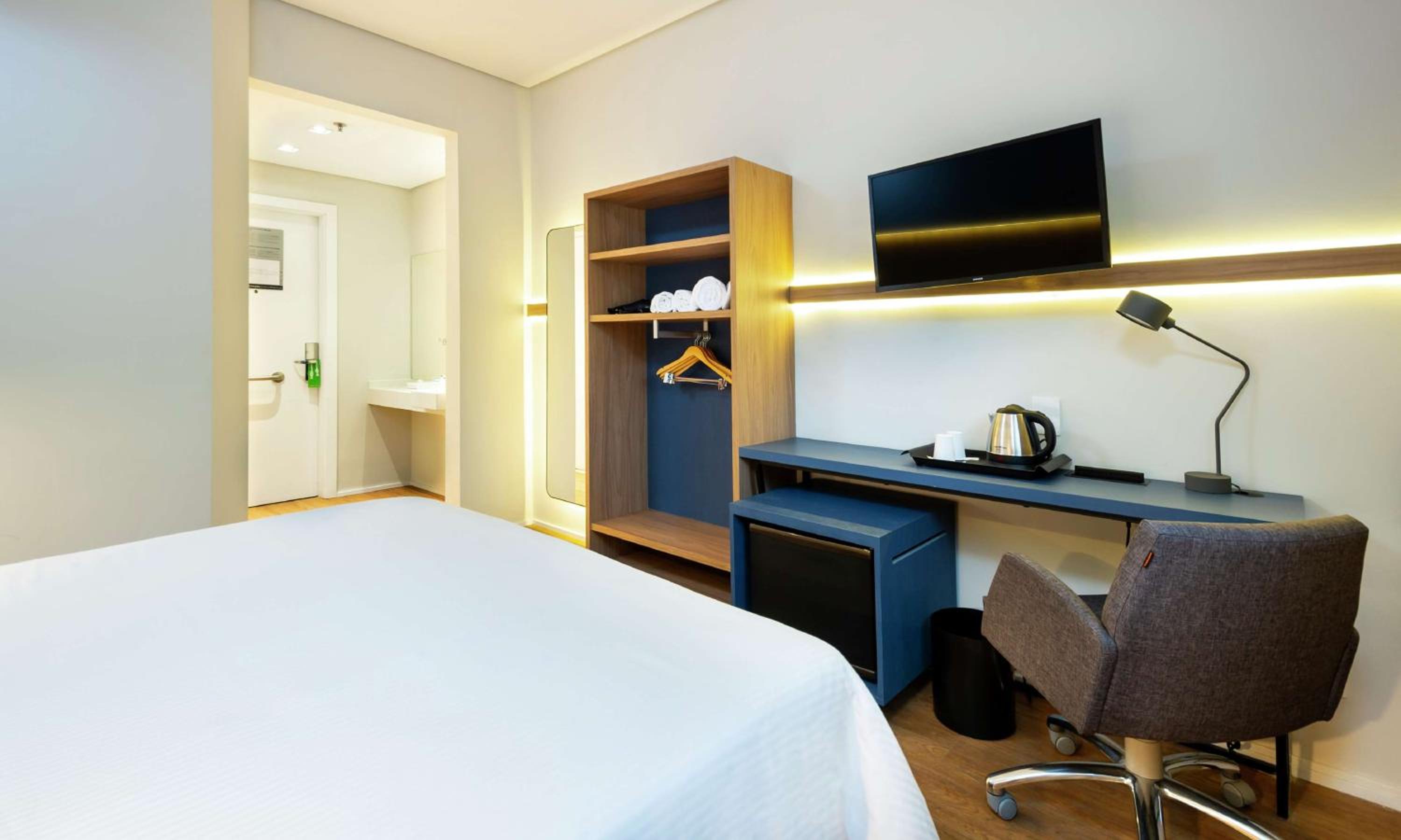 Twin Room with Roll-In Shower - Mobility Accessible