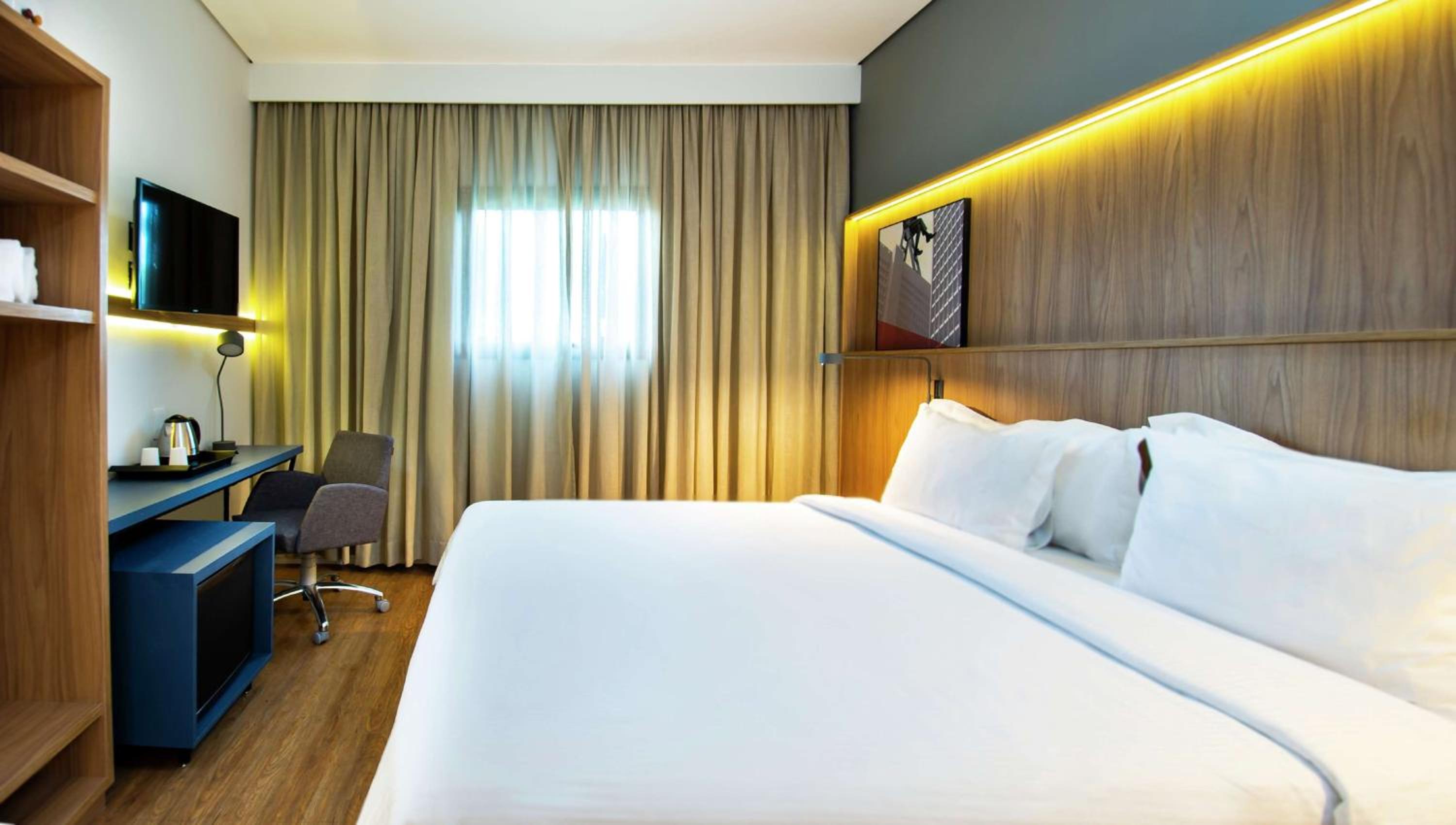 Twin Room with Roll-In Shower - Mobility Accessible