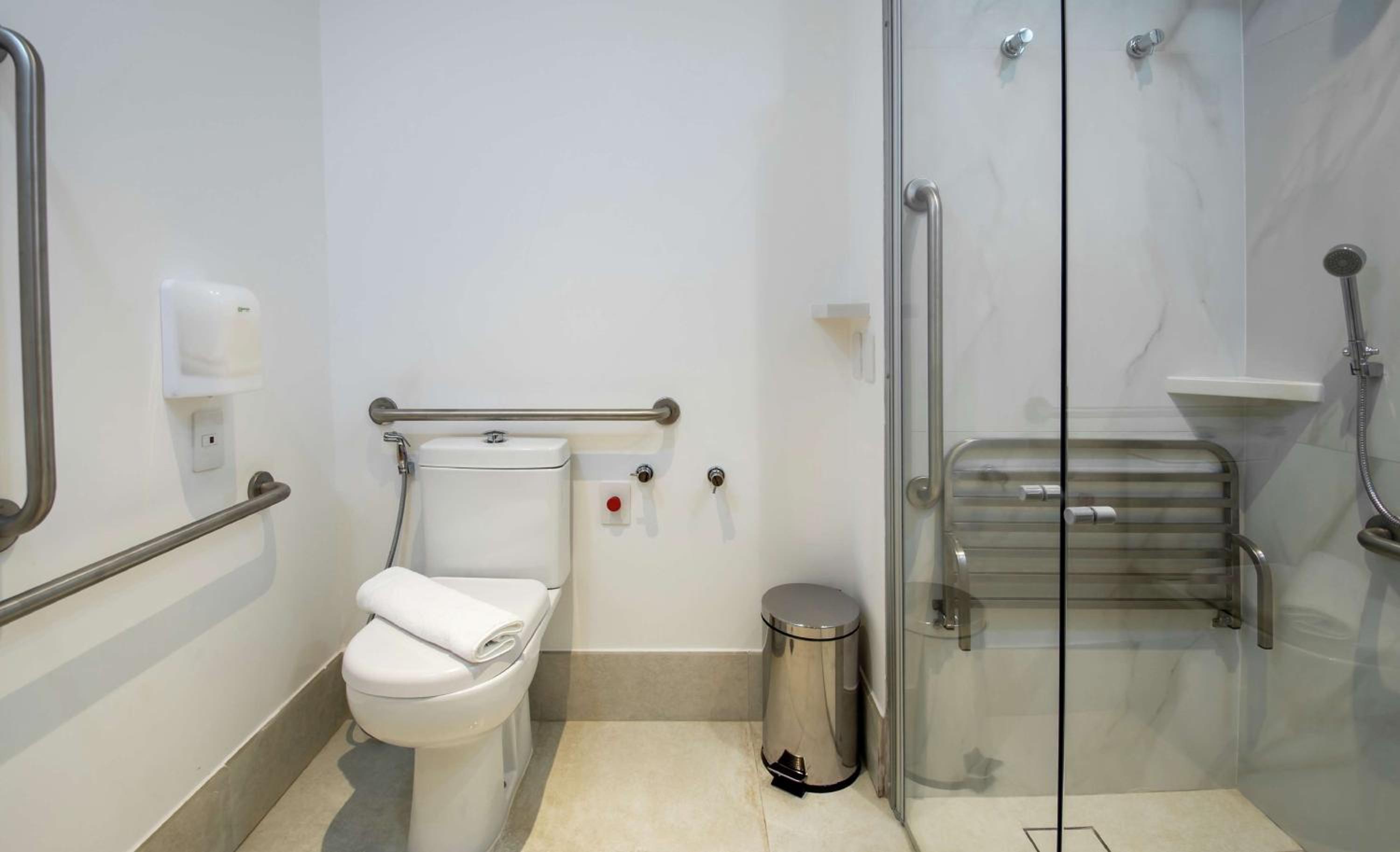 Twin Room with Roll-In Shower - Mobility Accessible