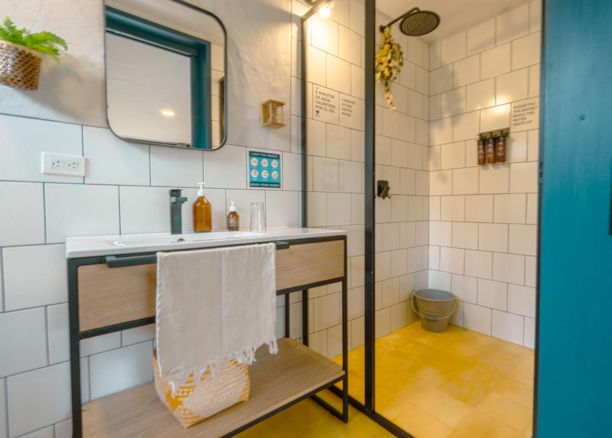 Deluxe Double Room with Private Bathroom photo 2