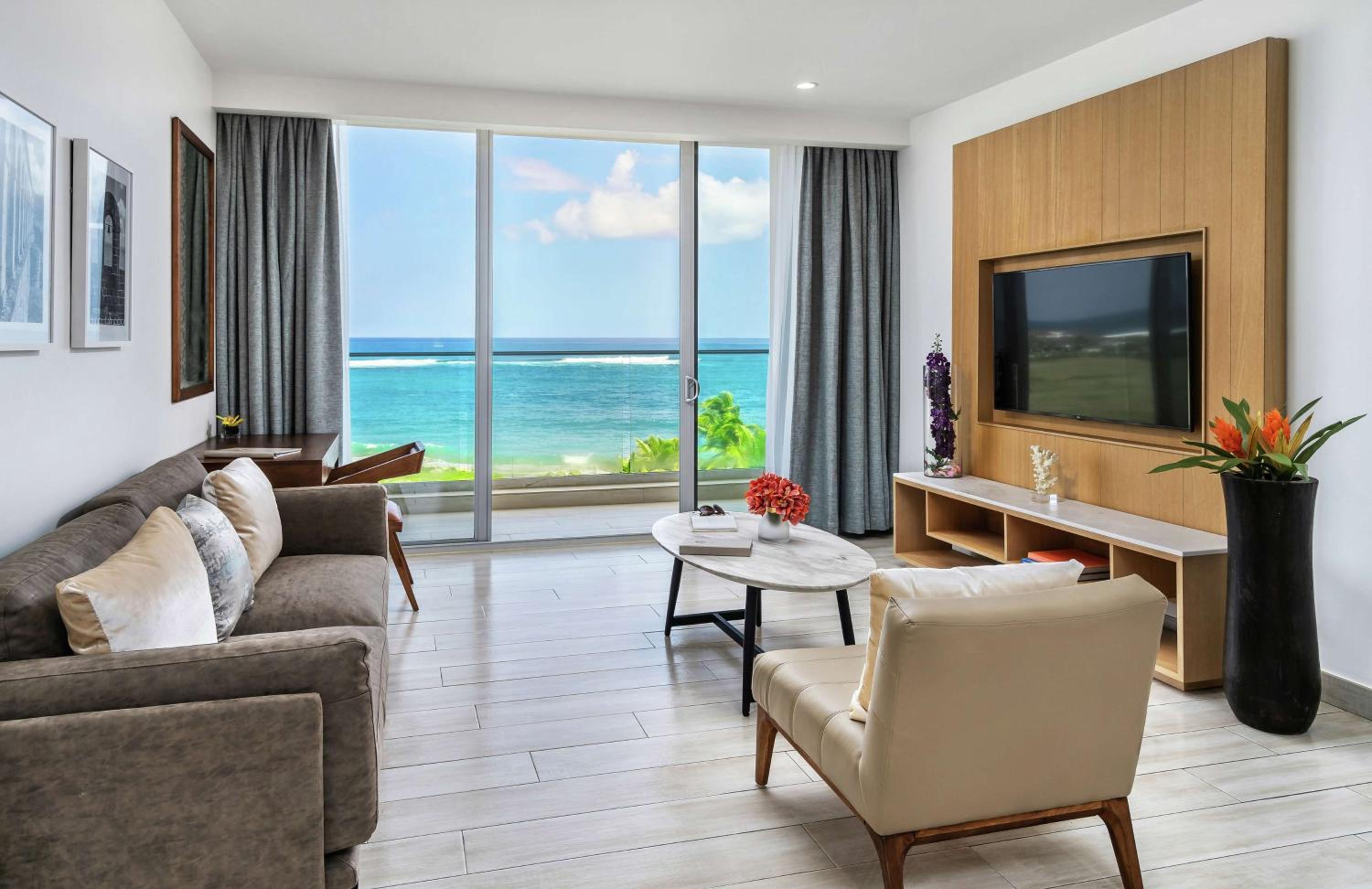One-Bedroom Suite with Sea View - Photo 3