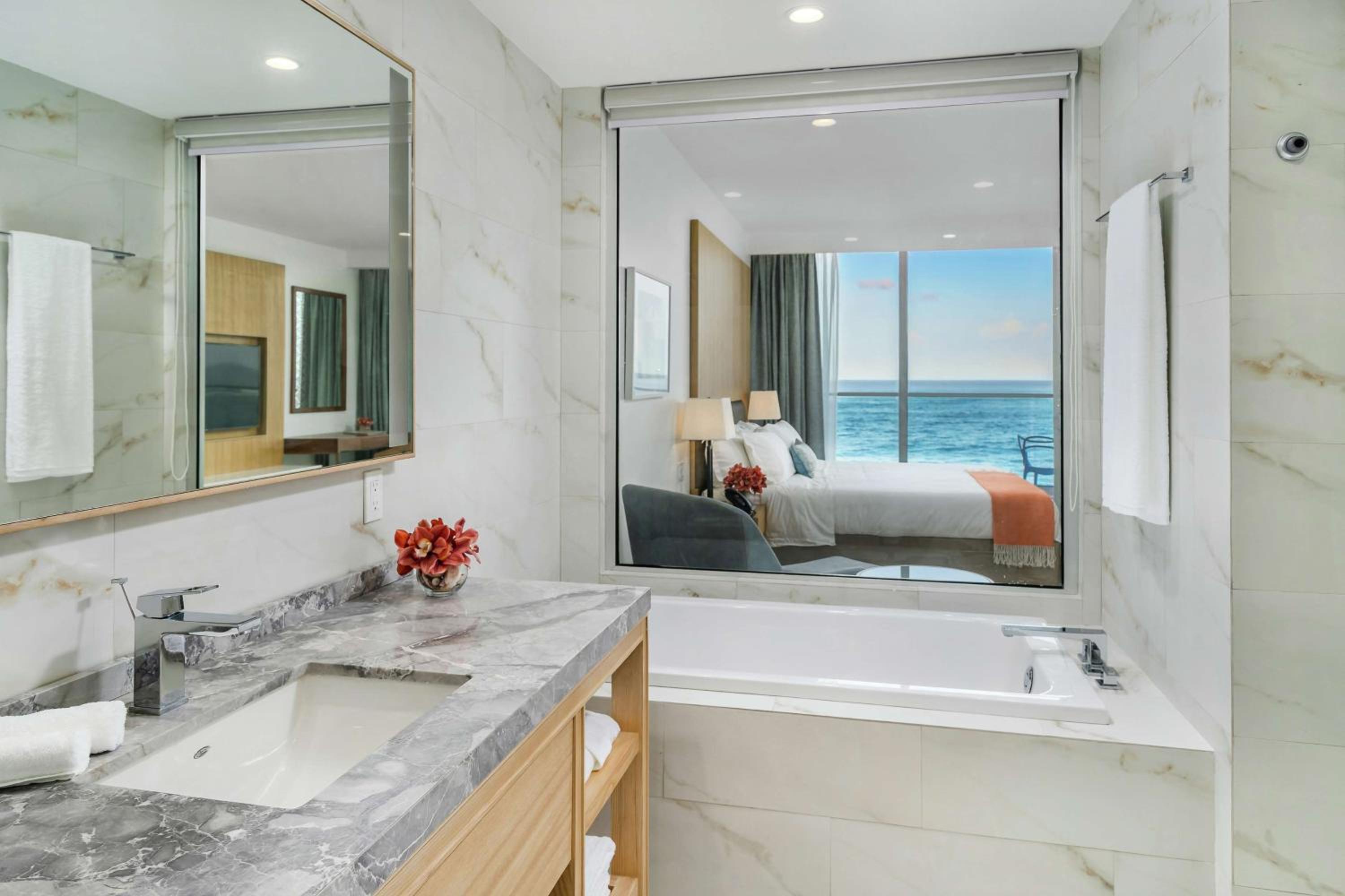 King Room with Oceanfront View - Photo 3