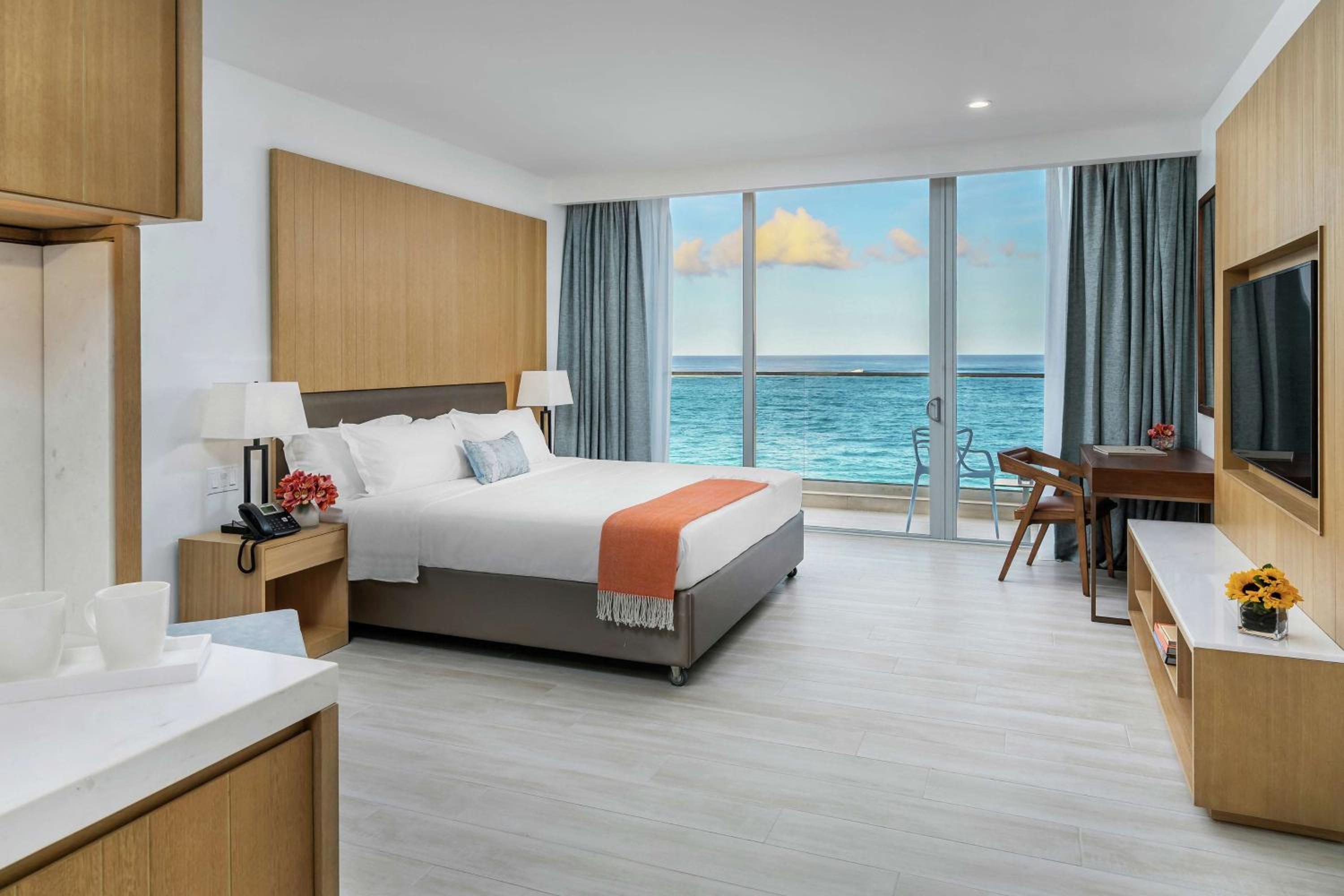 King Room with Oceanfront View - Photo 1