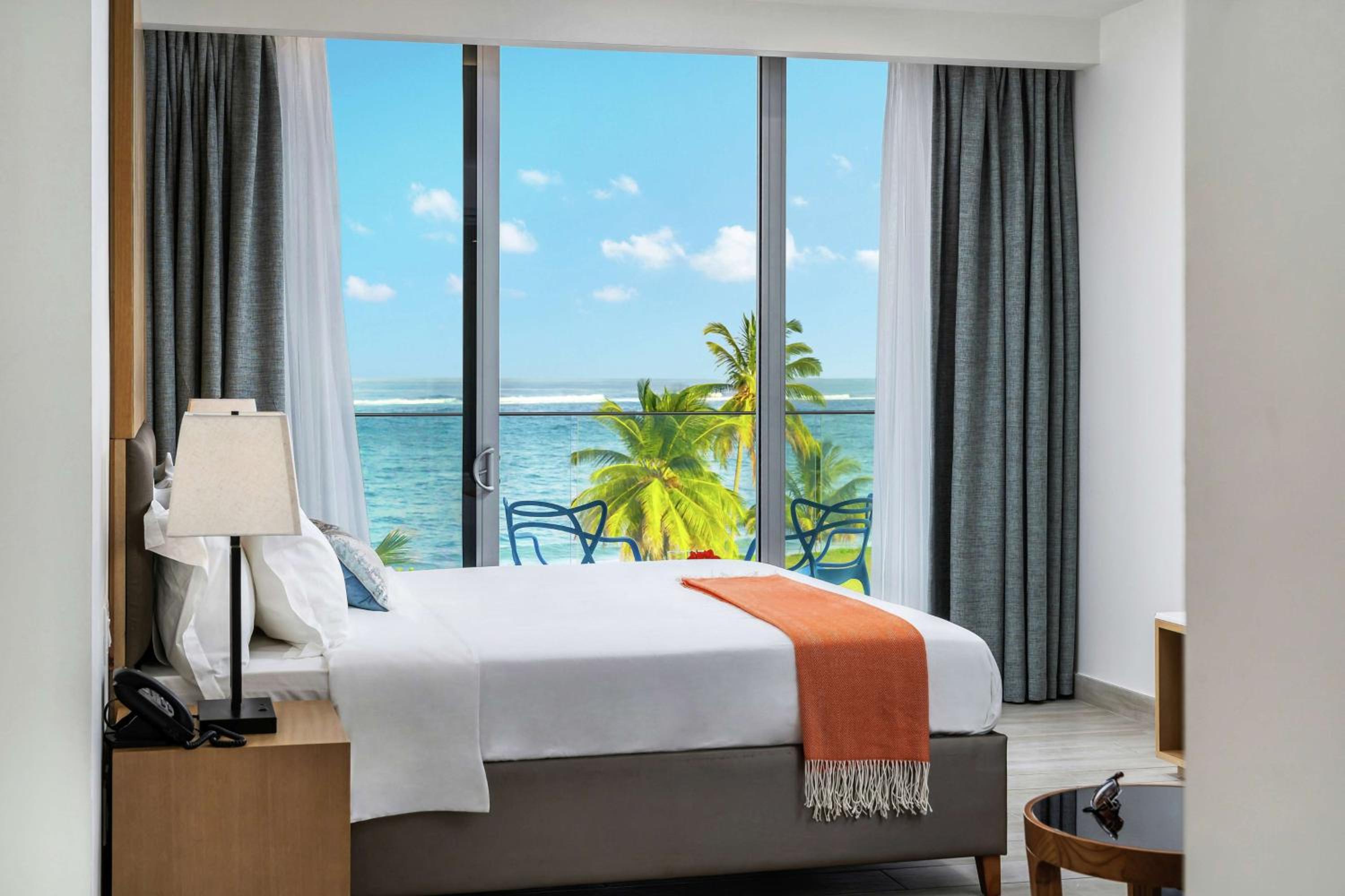 One-Bedroom Suite with Sea View - Photo 2