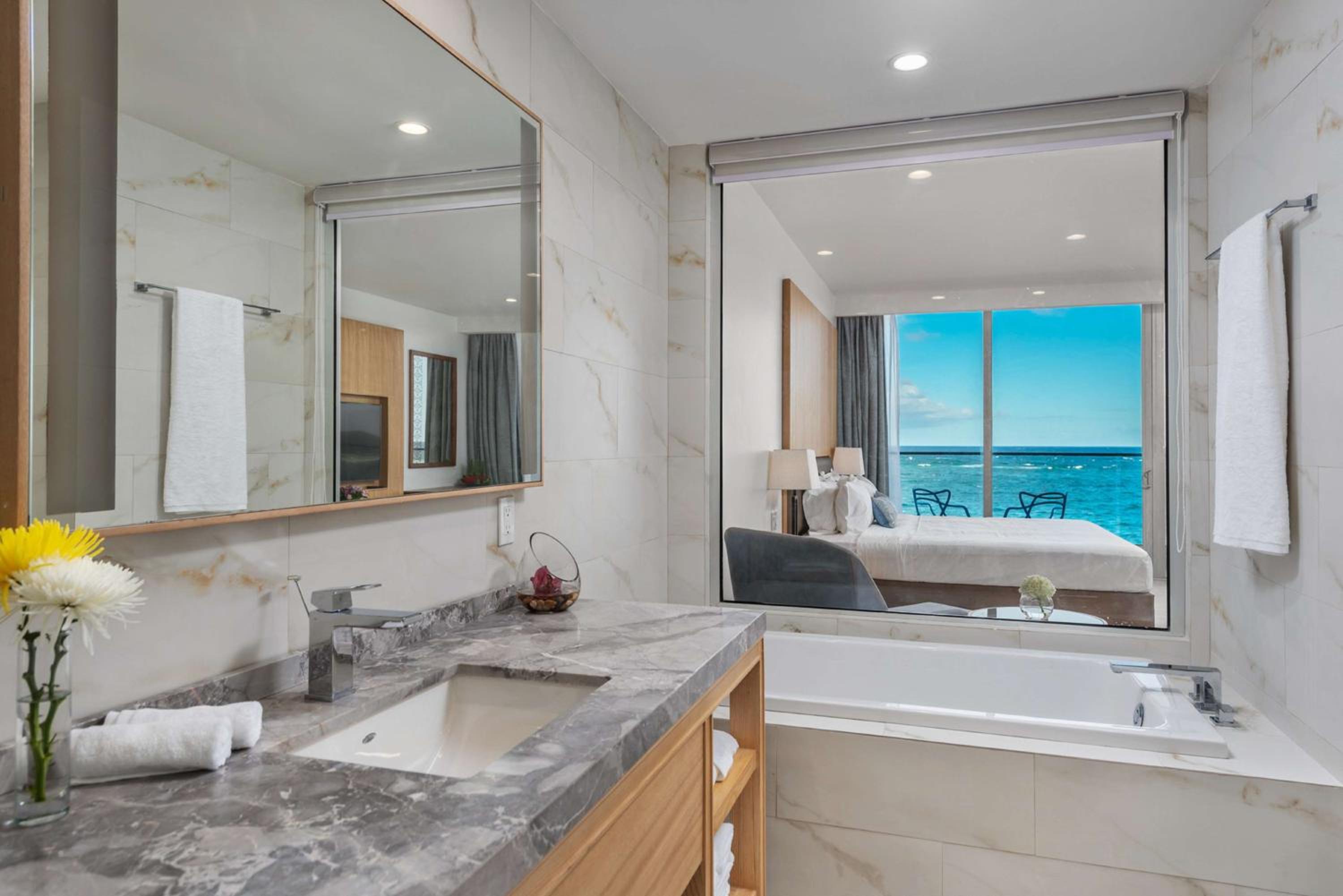 King Room with Oceanfront View - Photo 2