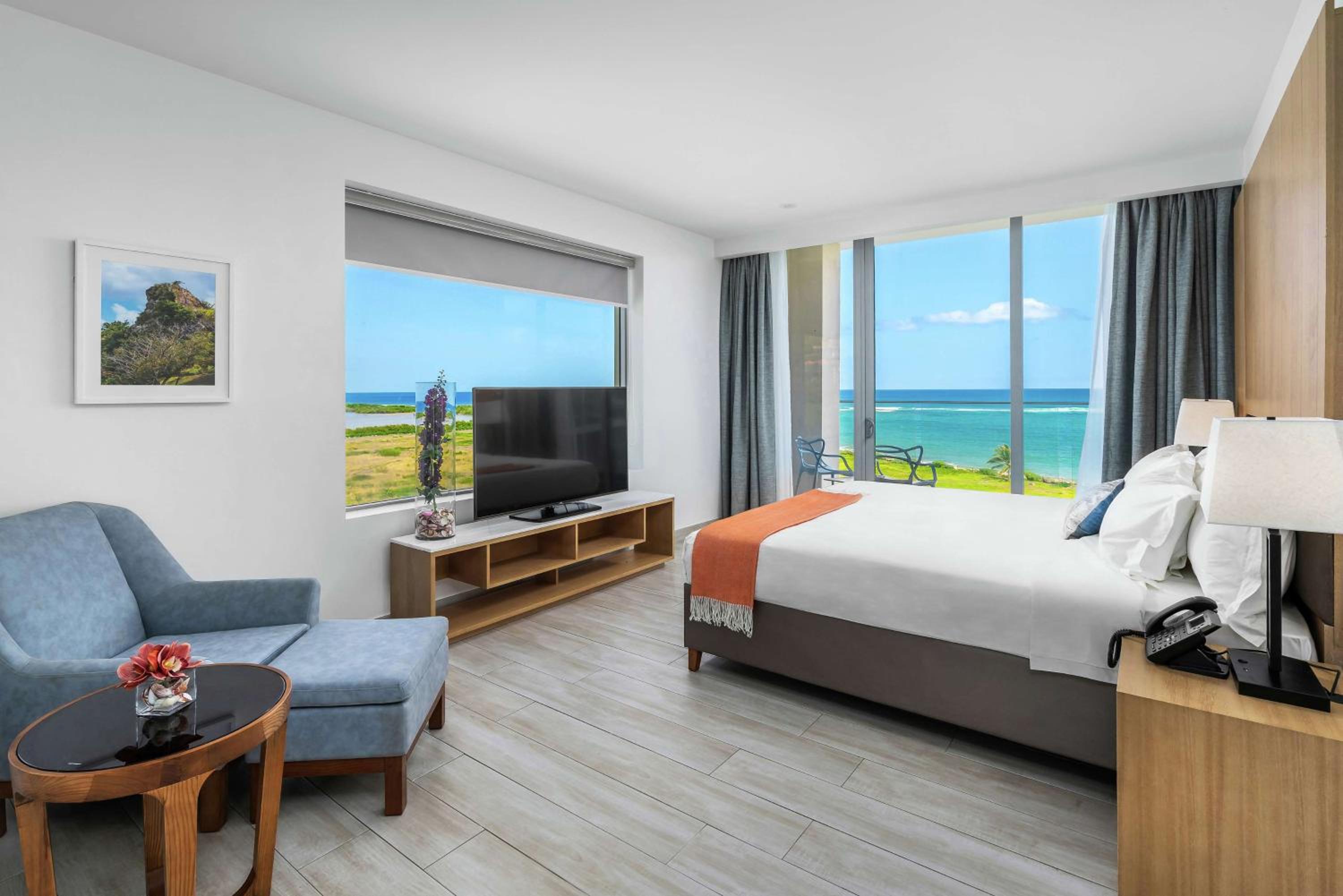 One-Bedroom Suite with Ocean View - Photo 2