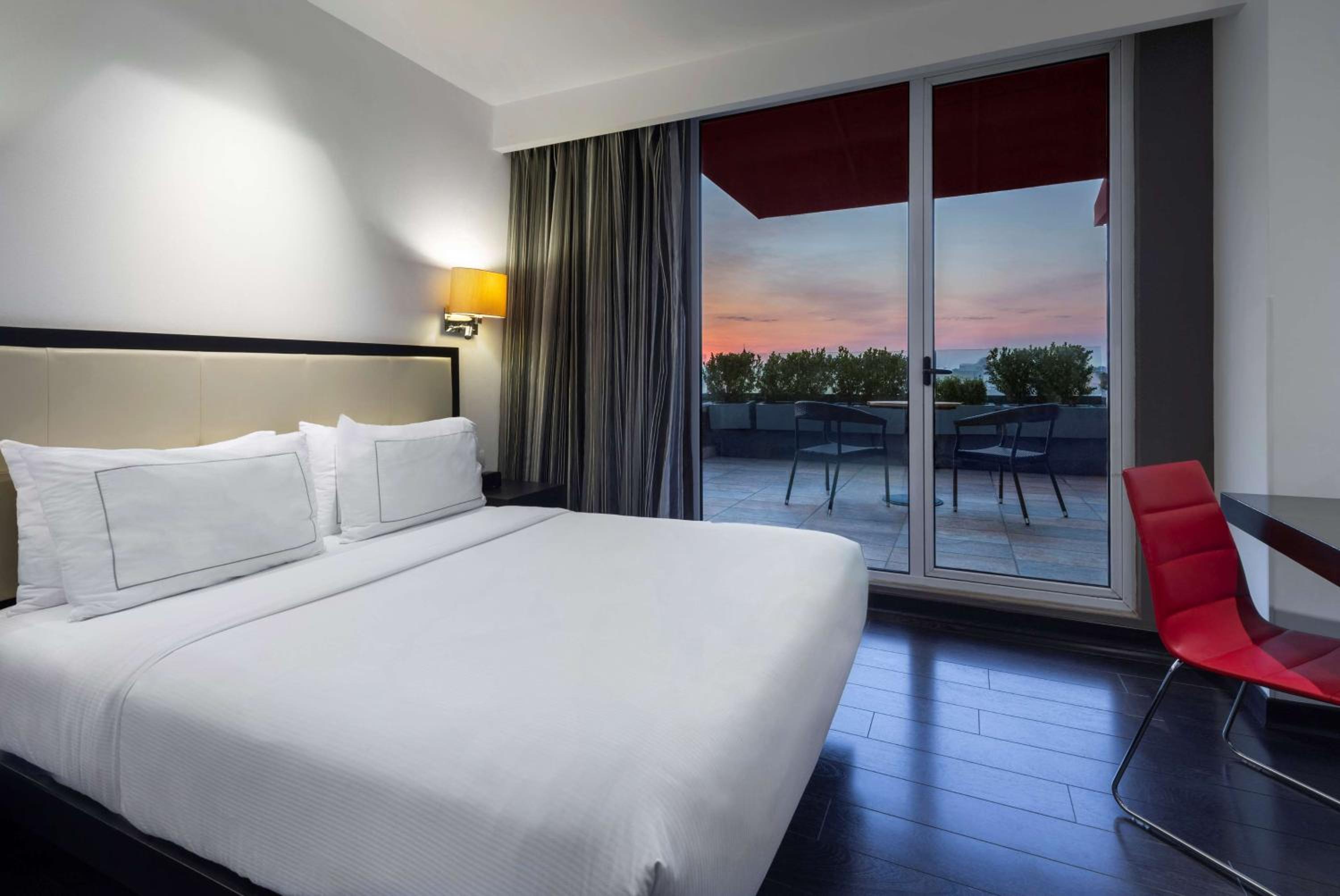 Queen Guest Room with Terrace