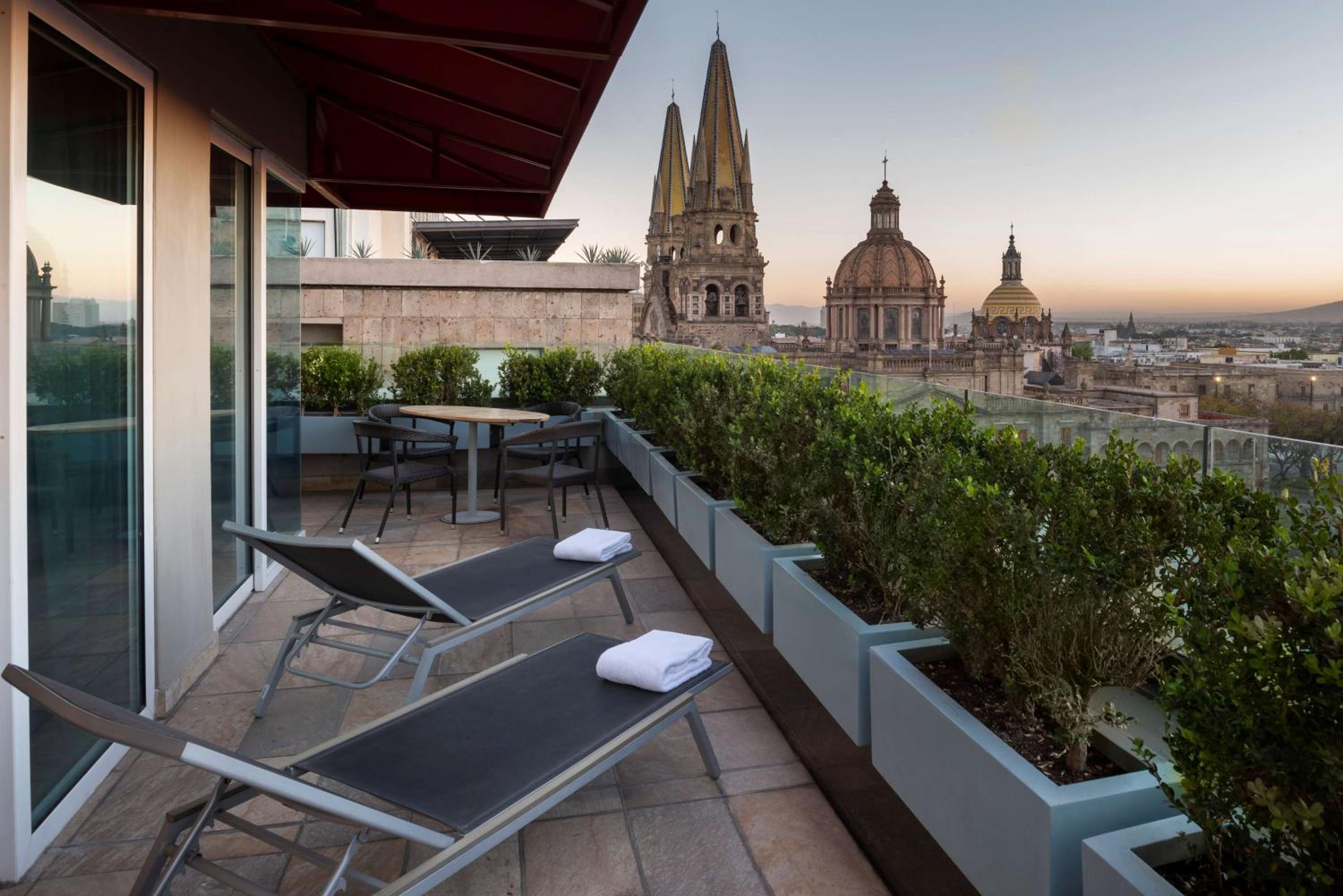 One Bedroom King Suite with Terrace thumbnail 6