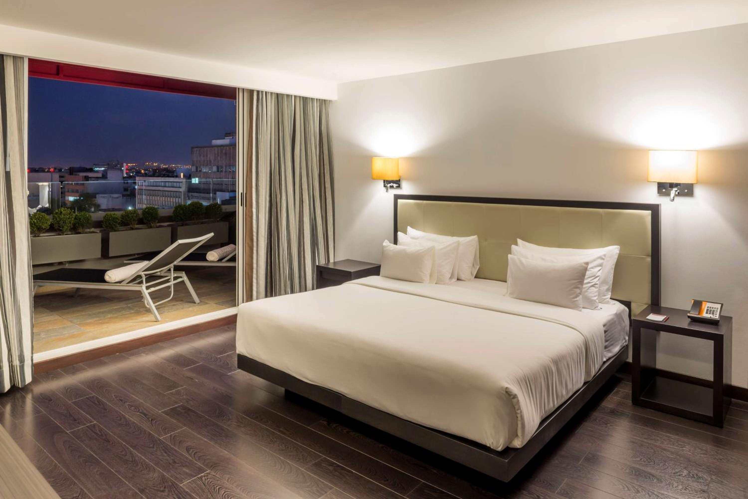 One Bedroom King Suite with Terrace thumbnail 5