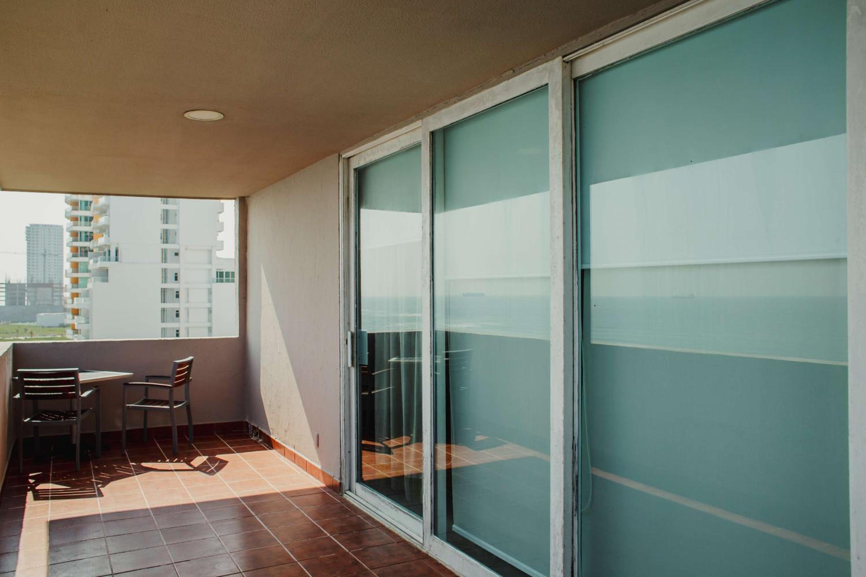 One-Bedroom Suite with Balcony photo 2