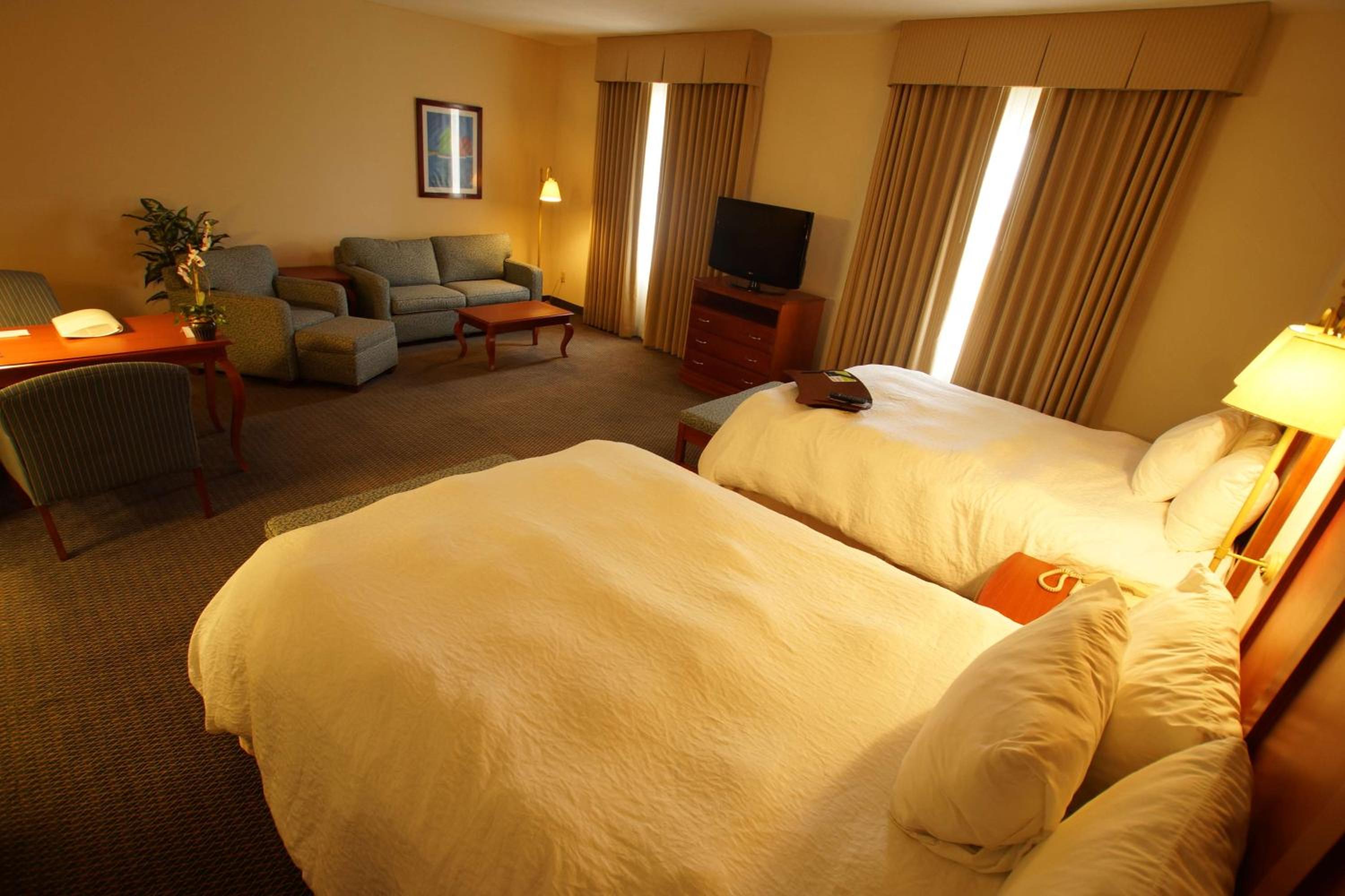 Queen Studio Suite with Two Queen Beds - Non-Smoking - Photo 1