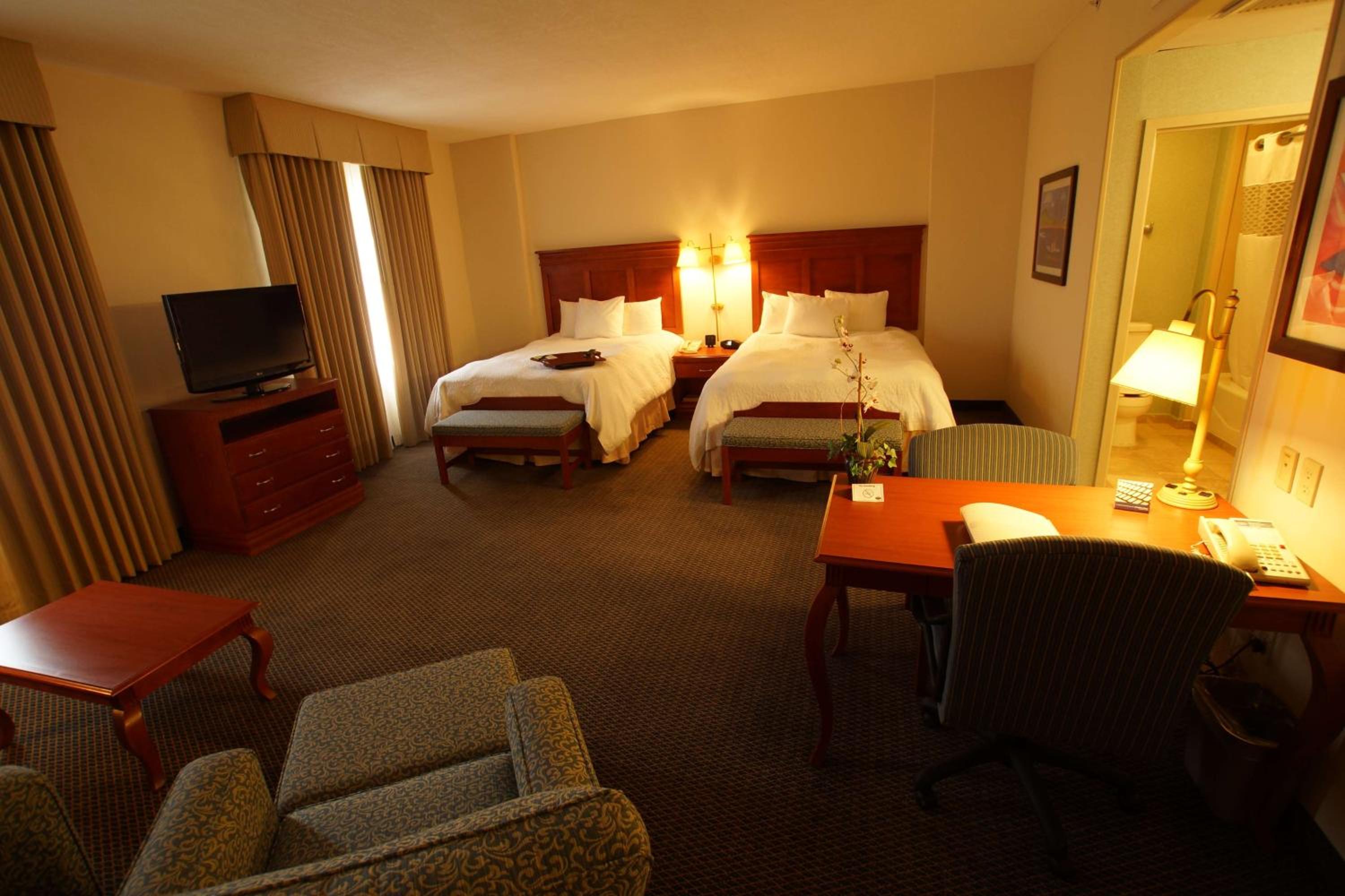 Queen Studio Suite with Two Queen Beds - Non-Smoking - Photo 2