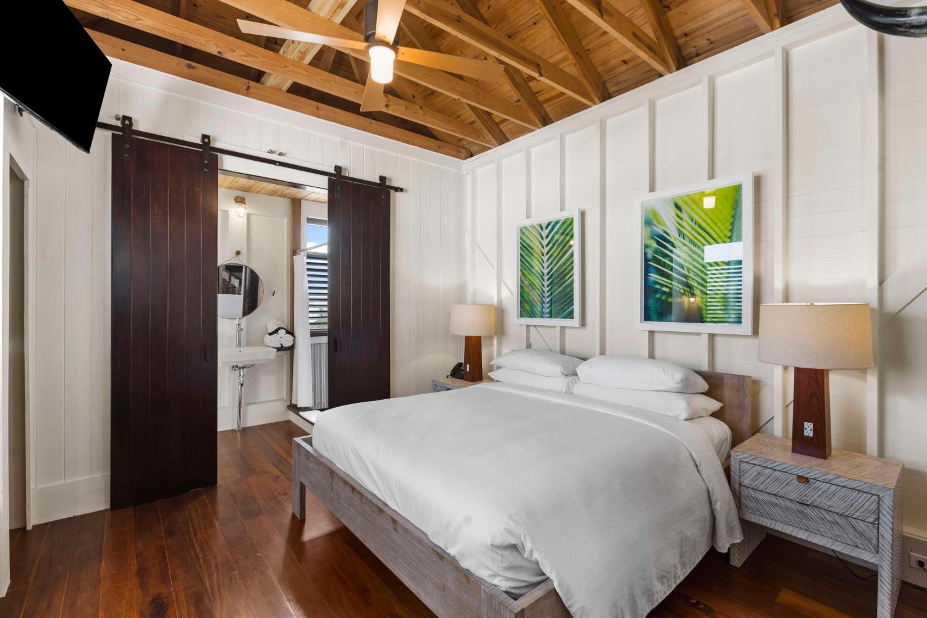 Suite, 1 King Bed (Keeping Suite)
