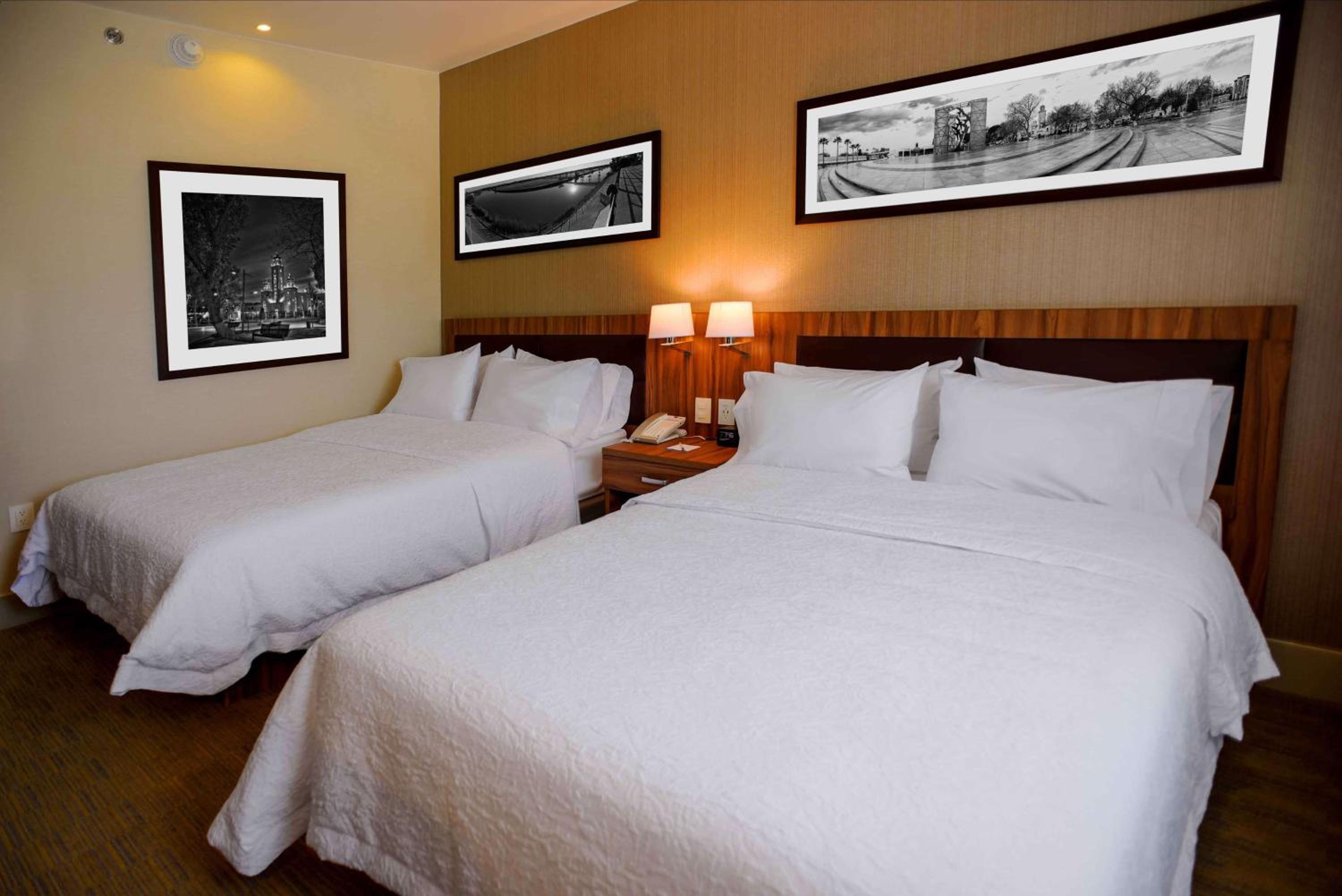 Queen Room with Two Queen Beds - Non-Smoking photo 3