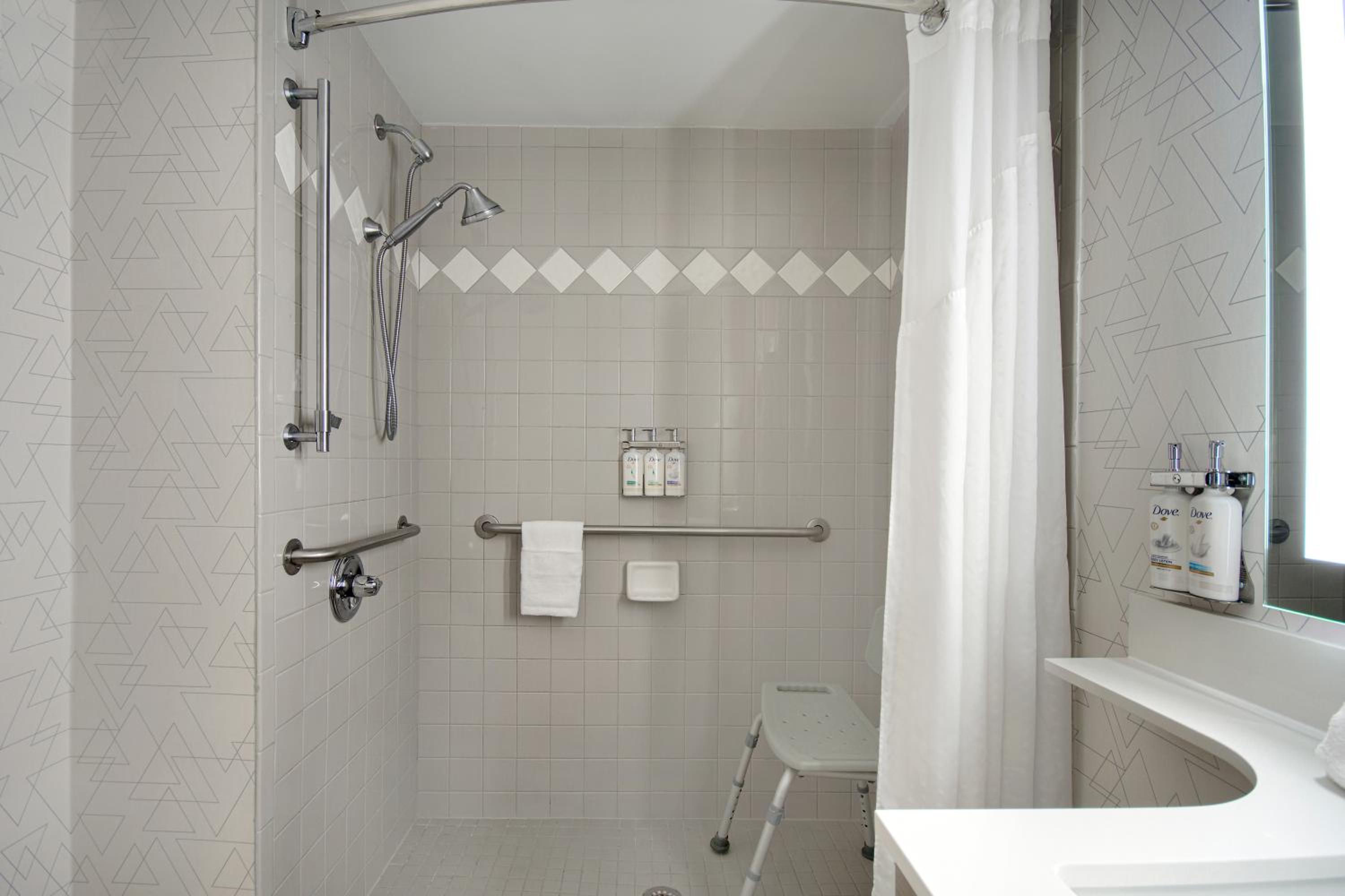 King Room - Mobility Access/Roll in Shower - Non-Smoking - Photo 5