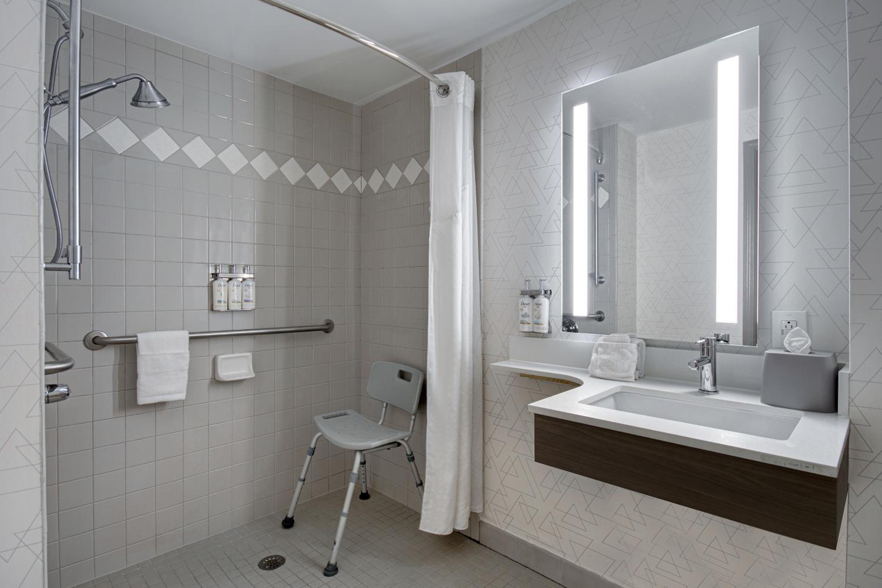 King Room - Mobility Access/Roll in Shower - Non-Smoking - Photo 2